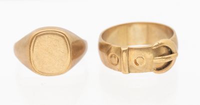 A gentleman's 9ct gold buckle ring, width approx 8mm, size X and a gentleman's 9ct gold cushion