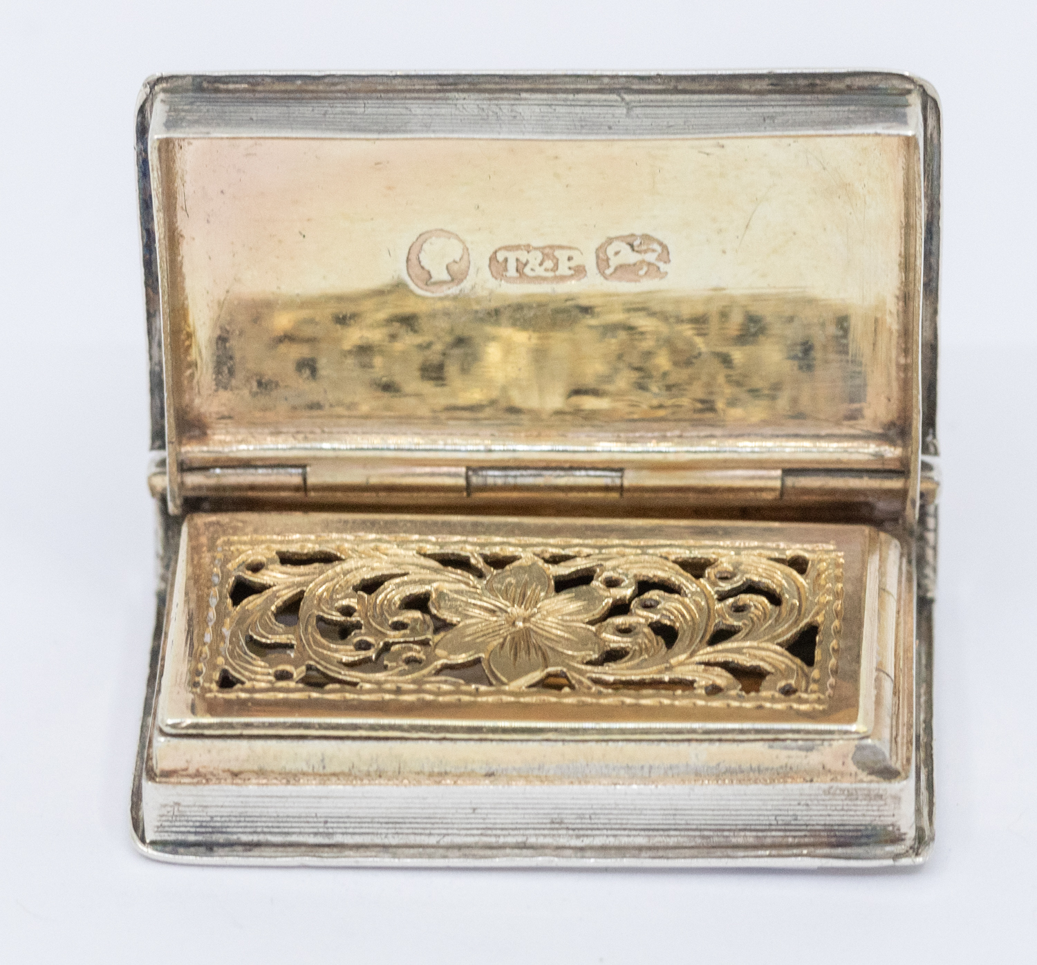 An early Victorian silver book shaped vinaigrette, pierced and engraved grille with central flower - Image 2 of 2