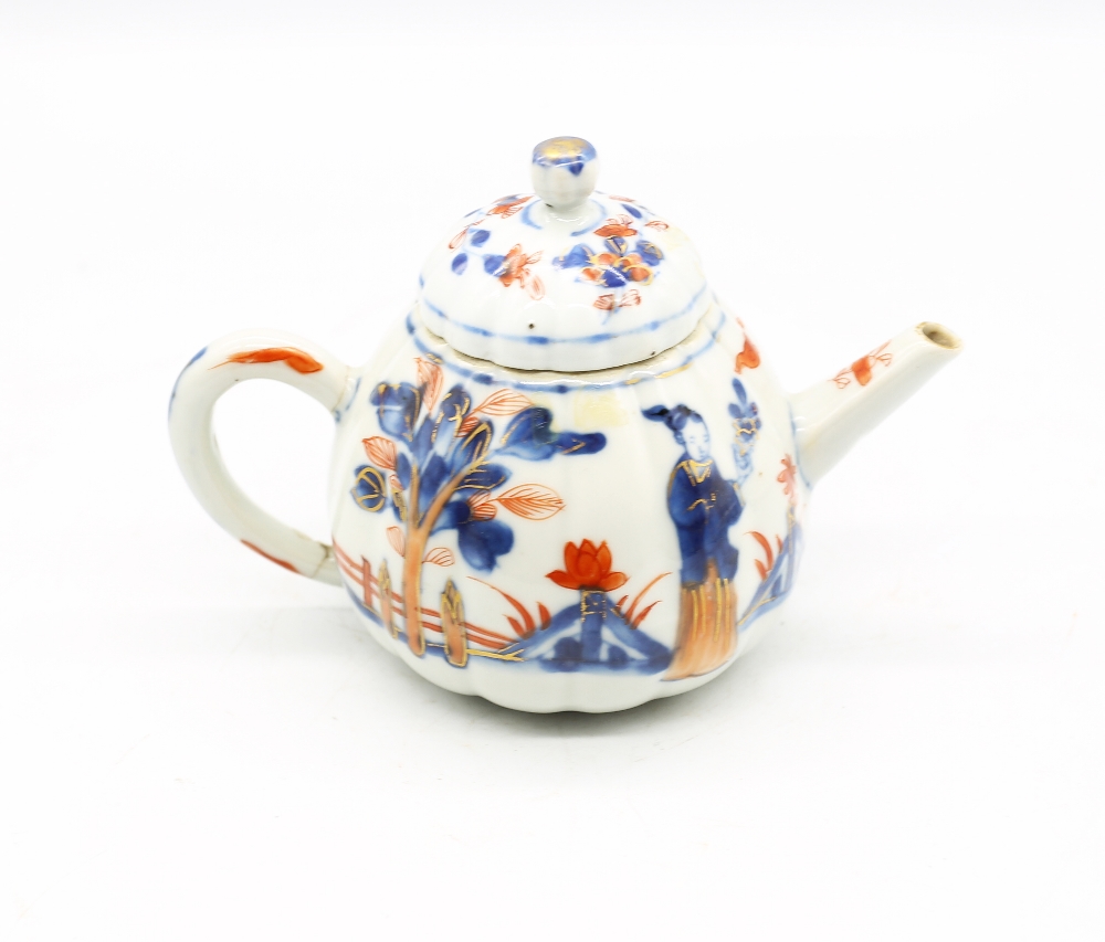 A Chinese Imari ribbed teapot, Kangxi period (1662-1722), the body decorated with two figures on a - Image 3 of 7