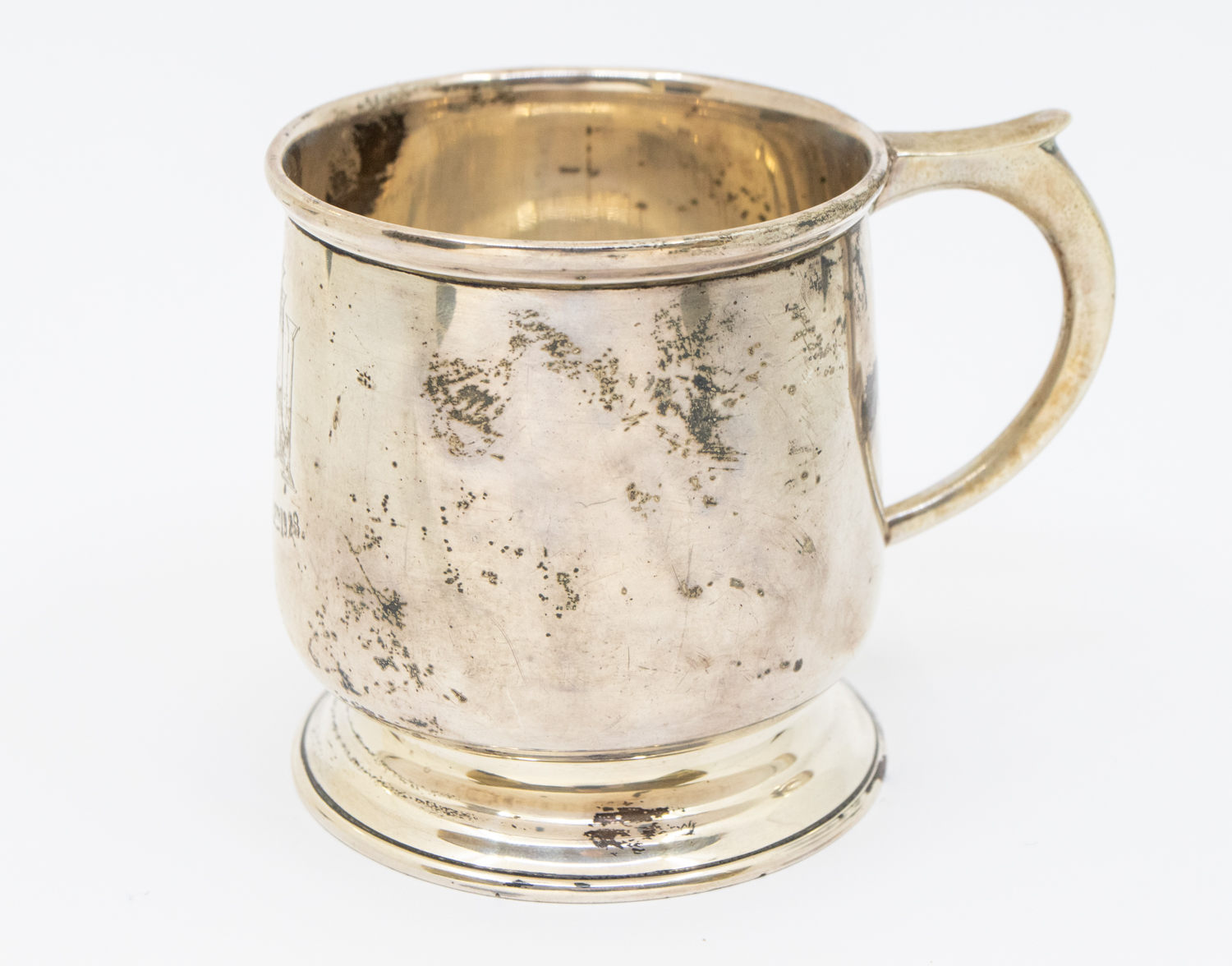 A George V silver christening mug, on stepped circular footed base, curved handle, initialled " - Bild 2 aus 3