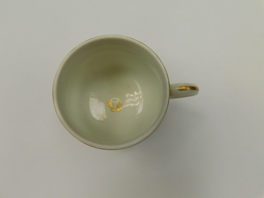 A Derby white and gilt custard cup, decorated with gilt swag and bands Circa 1790. Puce mark - Image 2 of 2