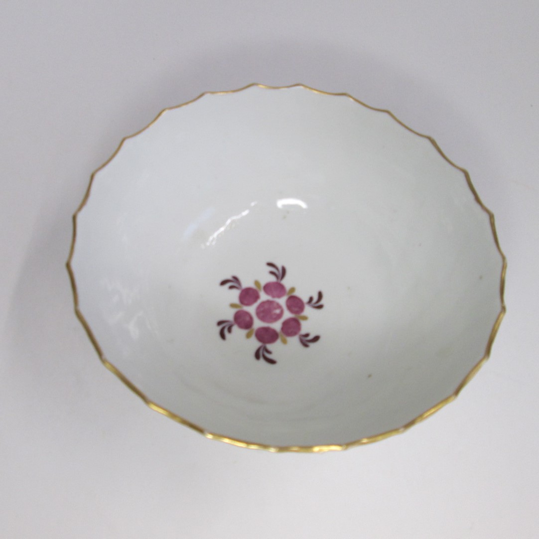 A Worcester Flight Period Fluted Bowl. Decorated with Puce Berries and leaves in a Gilt Swag Border. - Image 2 of 4