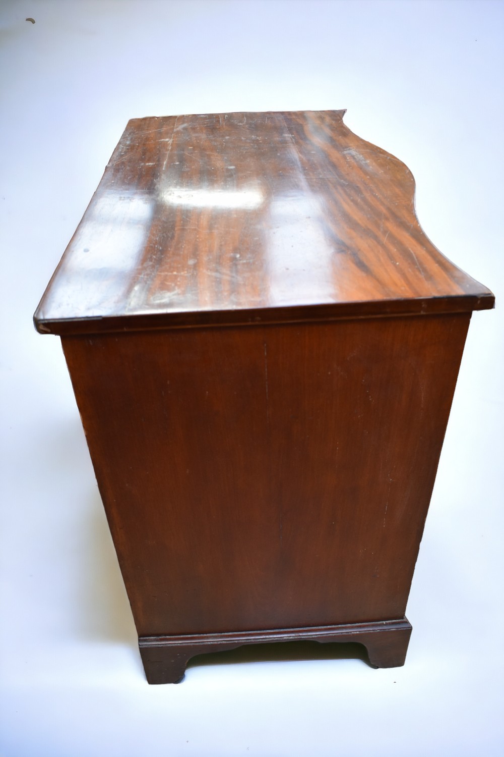 A Georgian serpentine-fronted chest of drawers in mahogany, with condition issues - Image 4 of 6