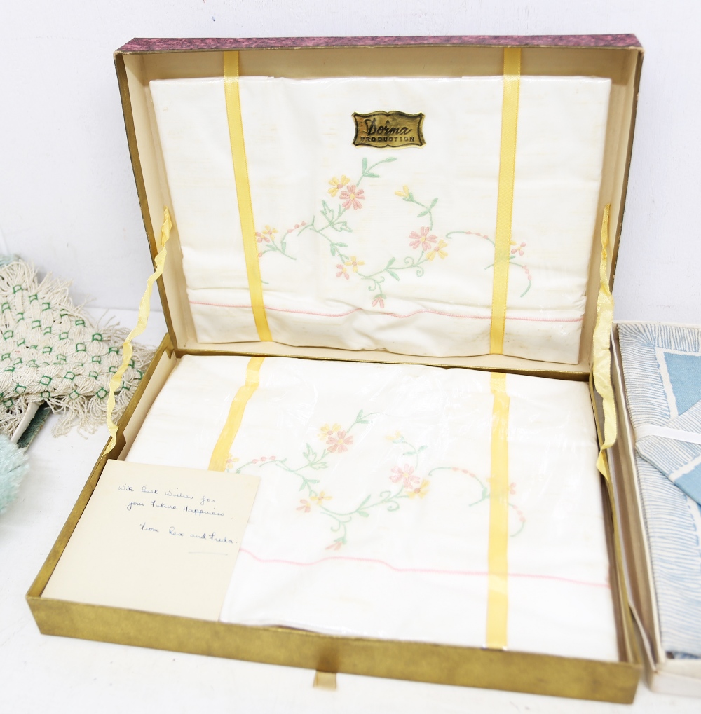 A collection of linen and table wear to include a set of dorma embroidered pillow cases in - Image 5 of 6