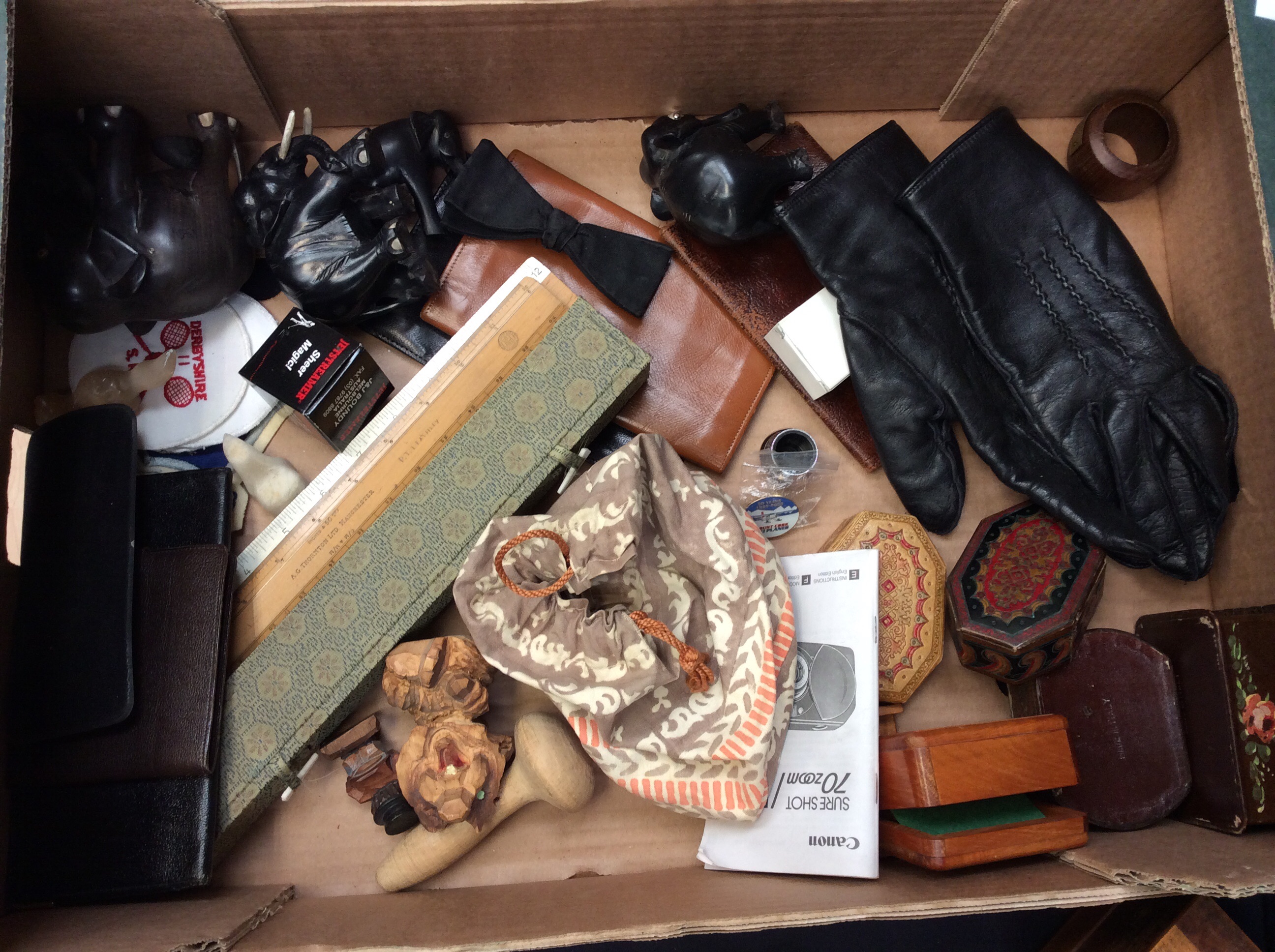 A mixed collection of collector's items to include treen boxes, wooden figures, cigarette box, - Bild 2 aus 2