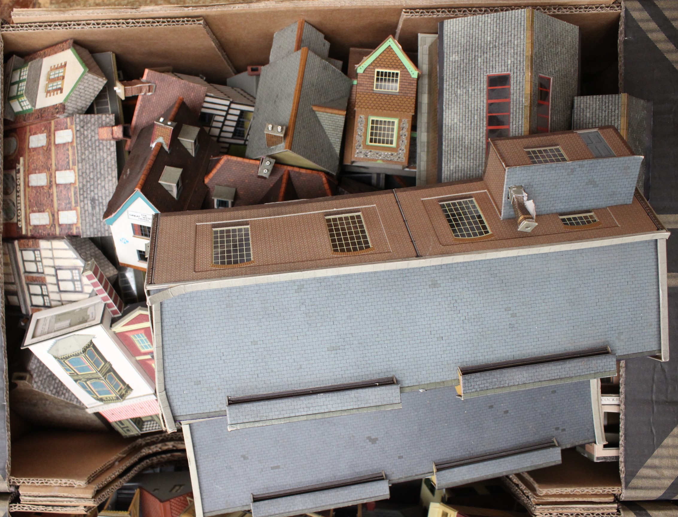 Model Railway: A collection of assorted model railway buildings and trackside accessories and - Image 4 of 4