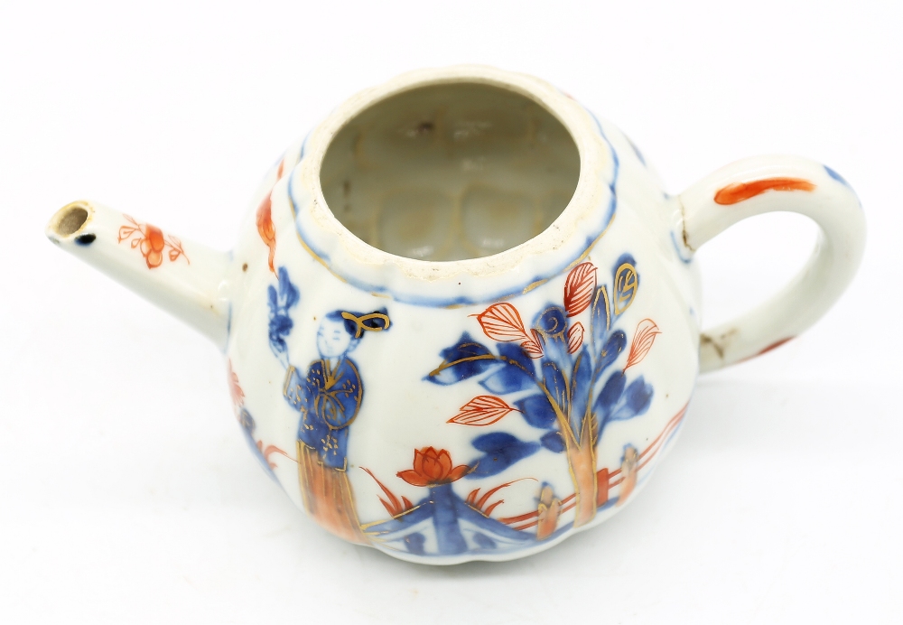 A Chinese Imari ribbed teapot, Kangxi period (1662-1722), the body decorated with two figures on a - Image 5 of 7