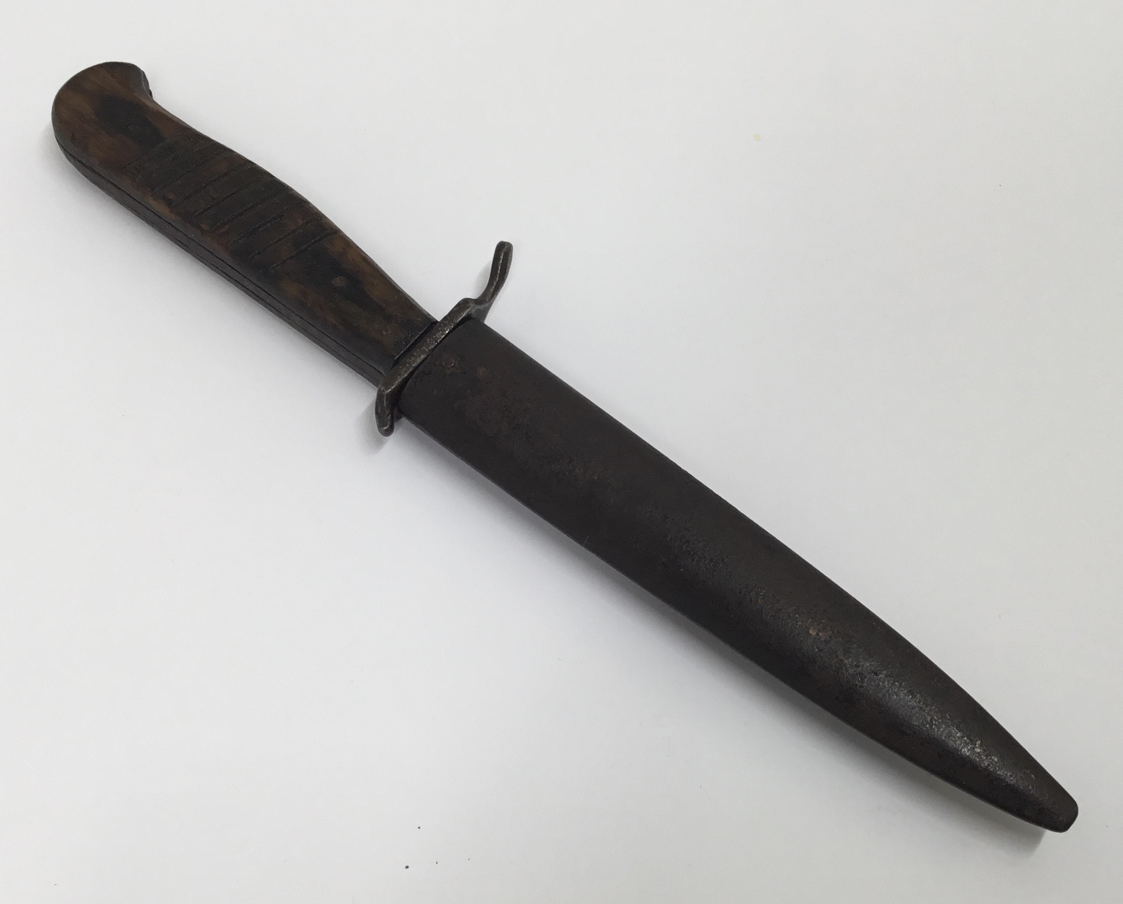 A WW1 era, German trench or boot knife. Of standard form, with shaped wooden slab grips, with each - Bild 3 aus 7
