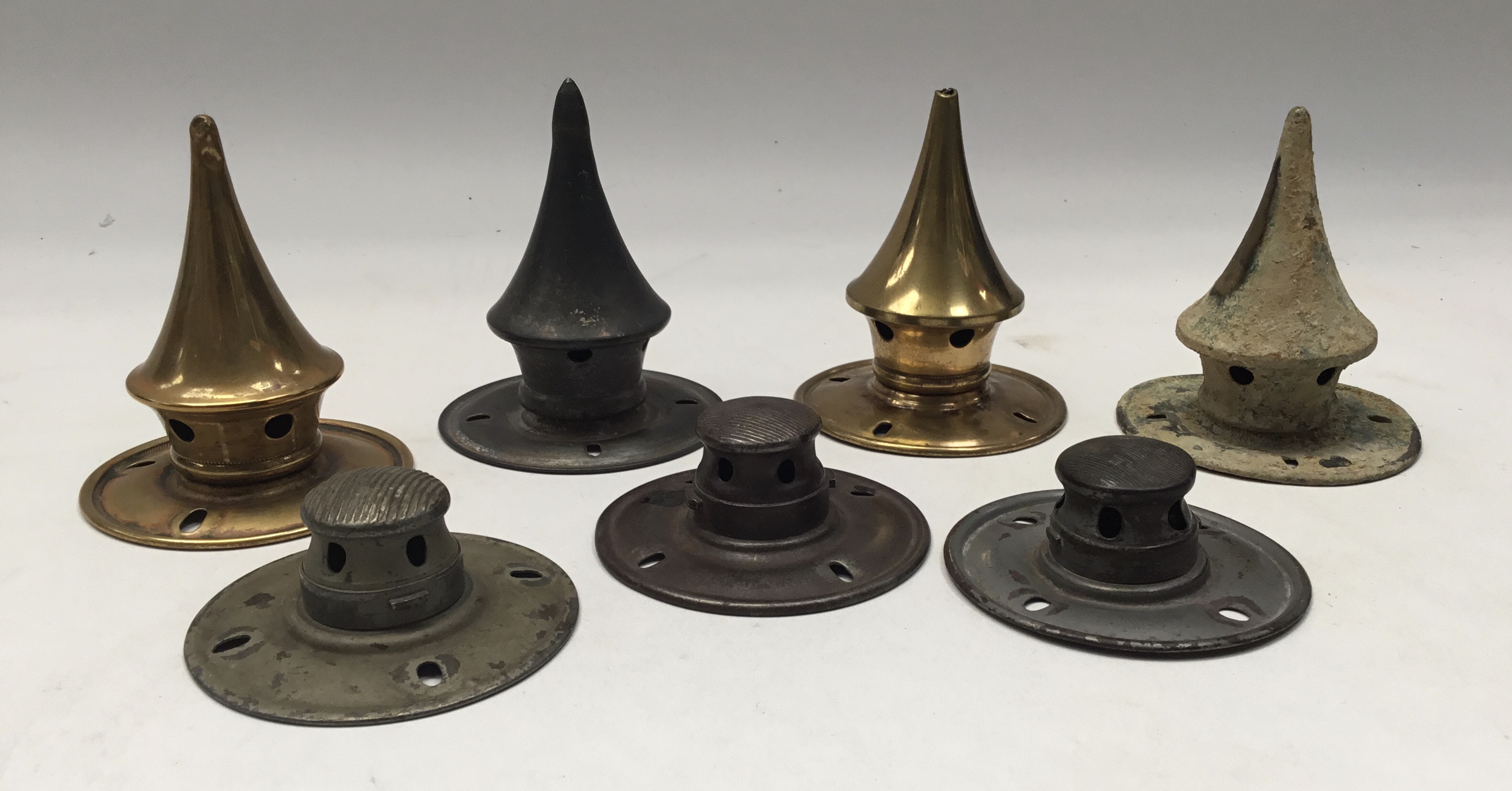 A selection of WW1 and earlier German pickelhaube spare parts. To include 4 helmet plates, one in - Bild 4 aus 5