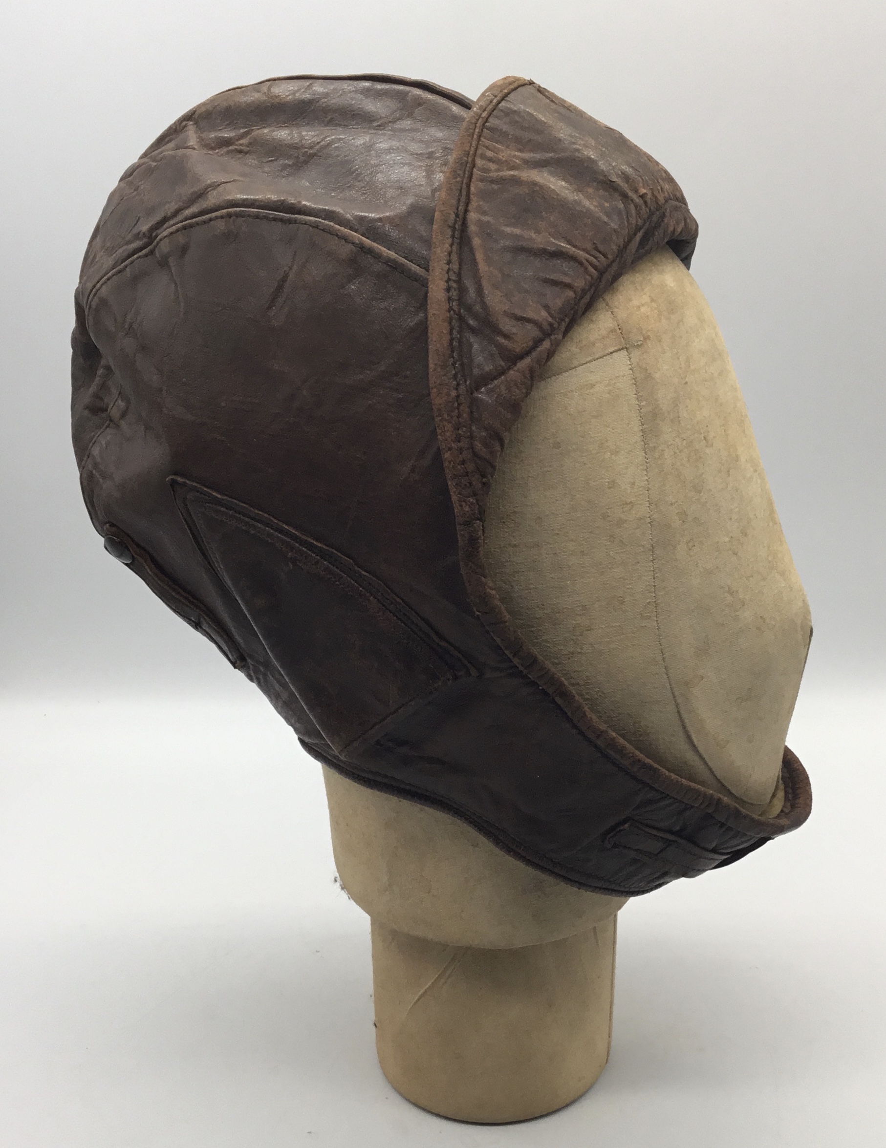 A Canadian made, leather flying hat, possibly WW1 or interwar era. With a soft and supple brown - Bild 3 aus 7