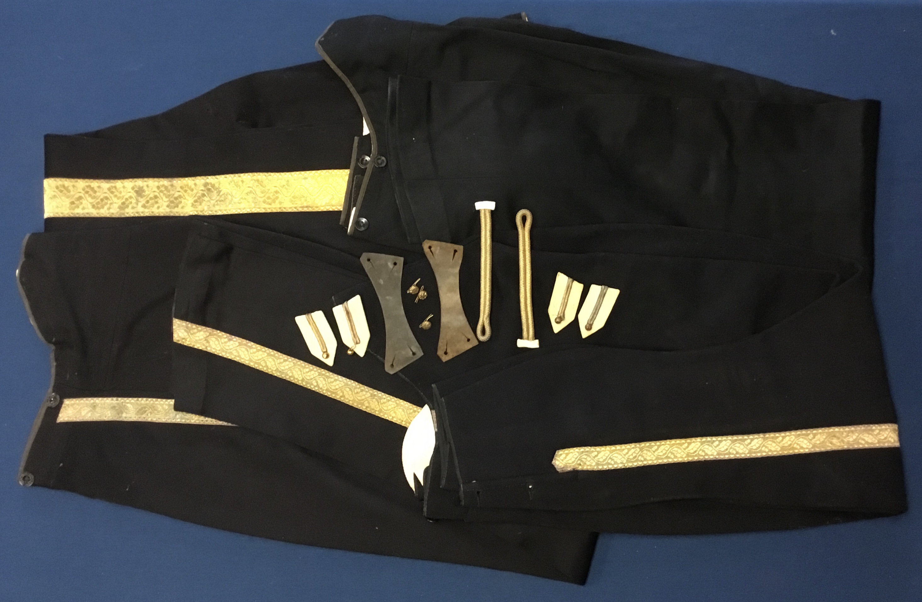 A selection of early 20th century Court and Military tunics, with accoutrements, once belonging to - Bild 15 aus 16