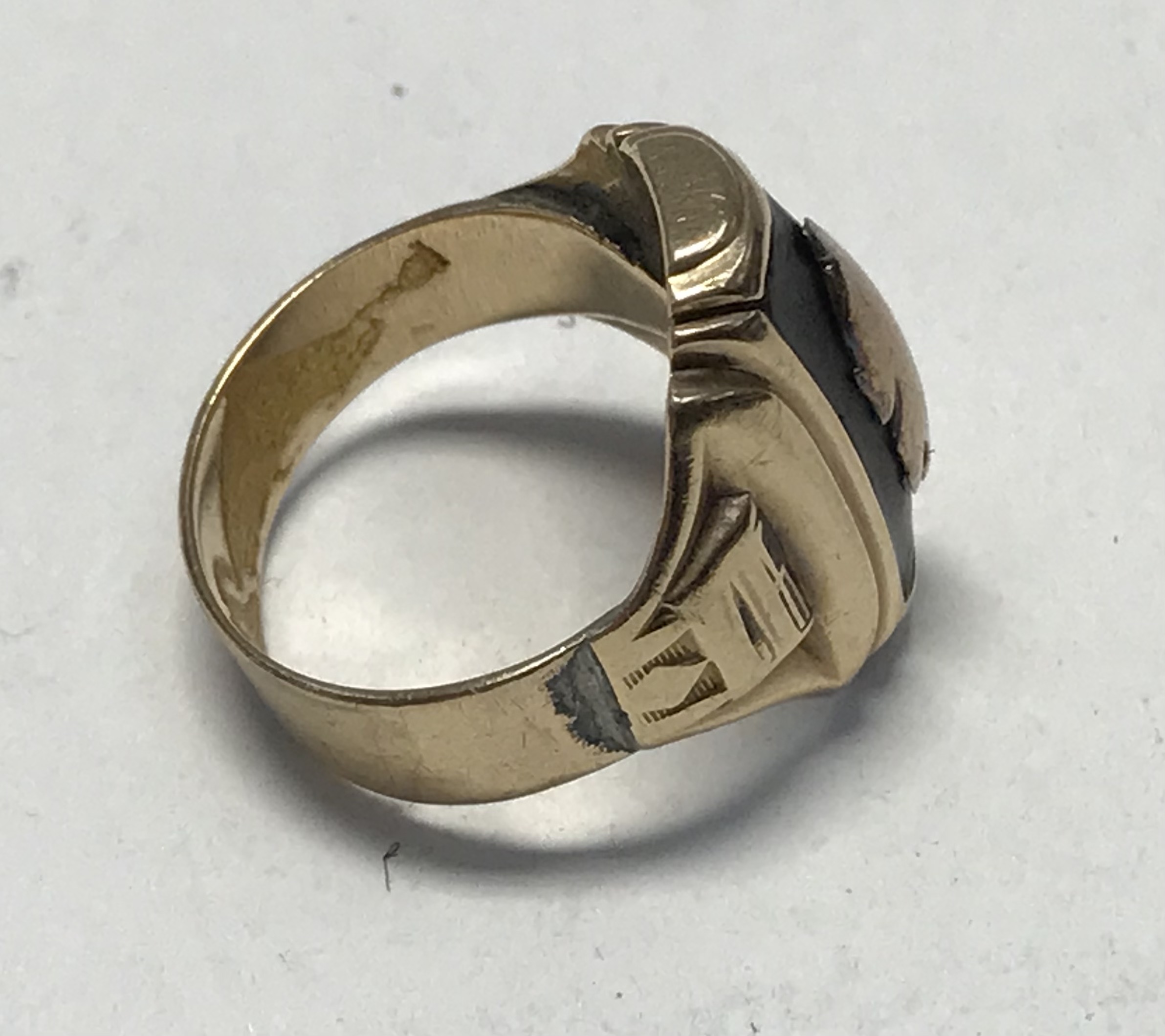 WW2 Interest, a 9ct gold ring inlaid with black lip oyster shell, over lid with what appears to be - Bild 3 aus 7