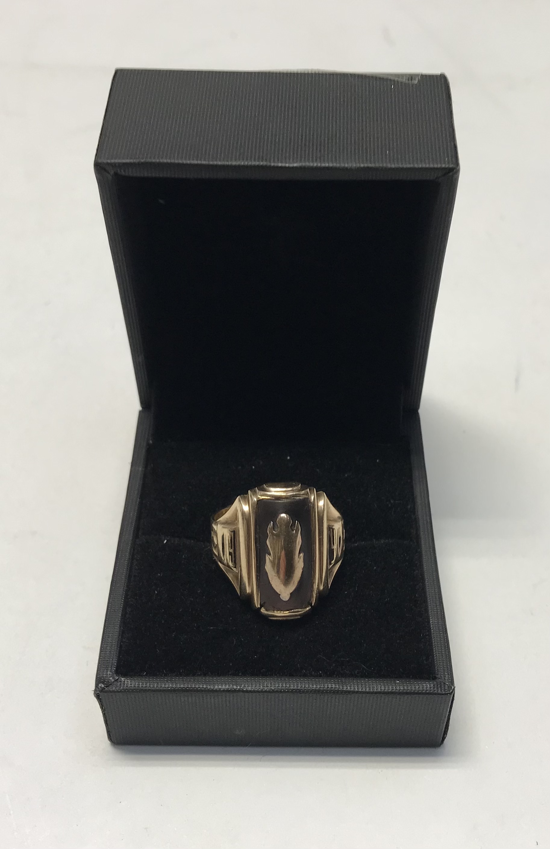 WW2 Interest, a 9ct gold ring inlaid with black lip oyster shell, over lid with what appears to be
