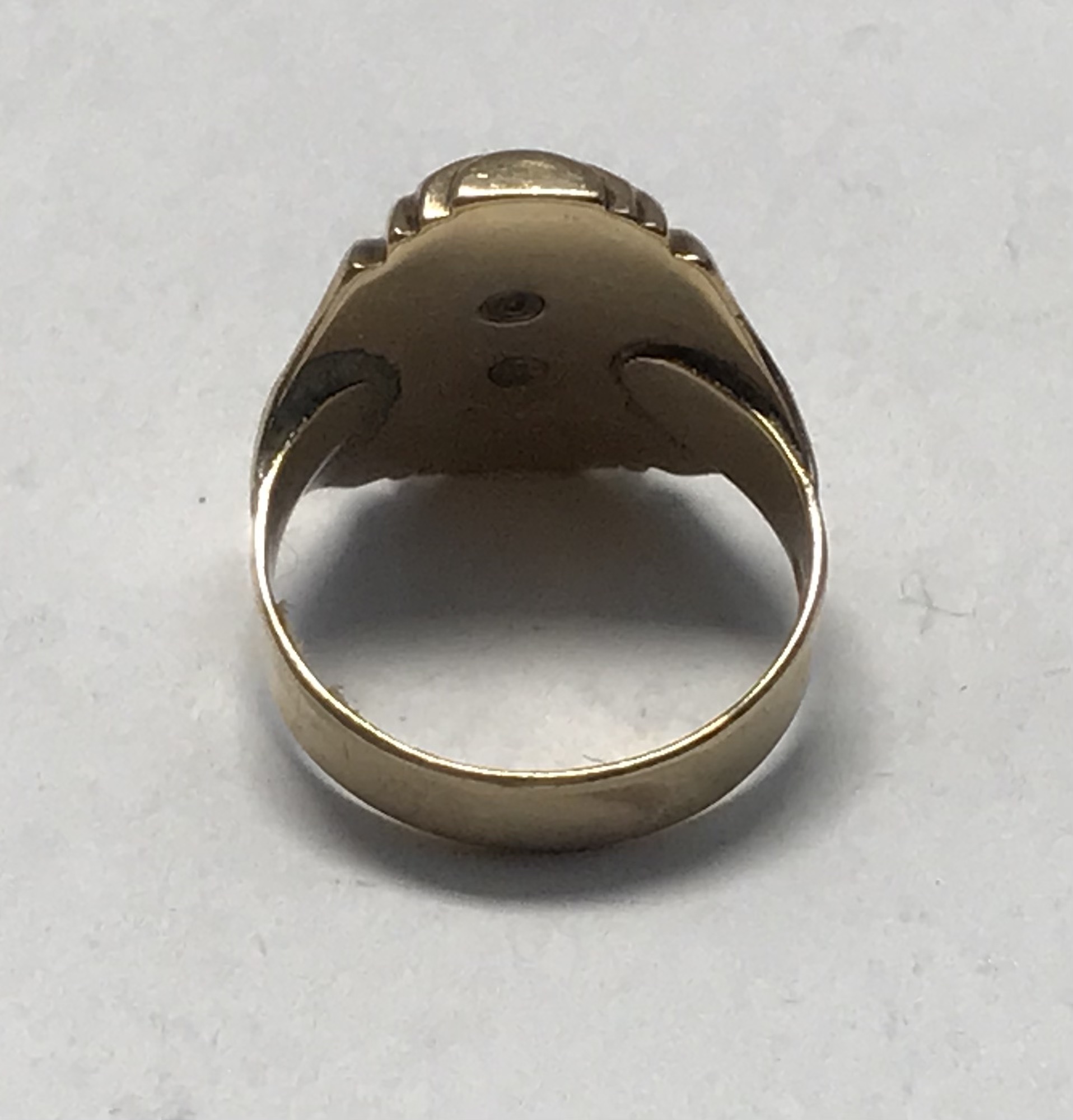 WW2 Interest, a 9ct gold ring inlaid with black lip oyster shell, over lid with what appears to be - Bild 6 aus 7