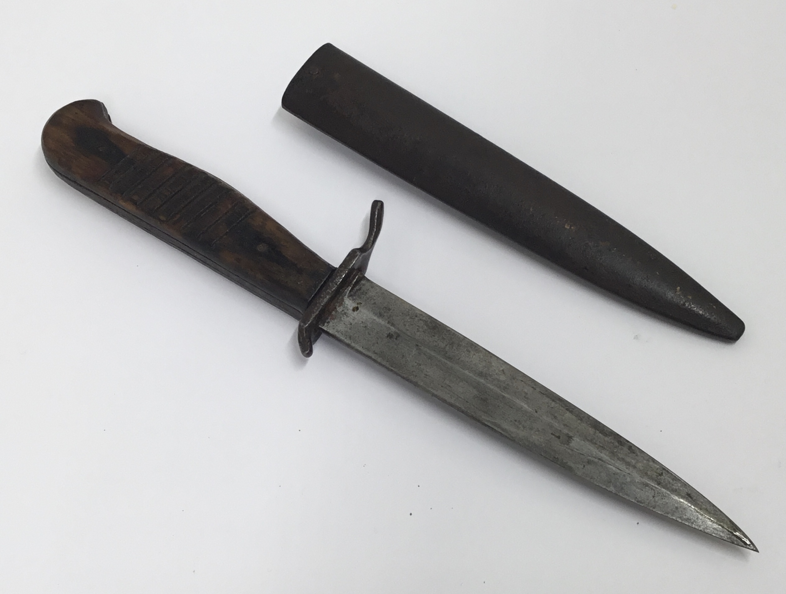 A WW1 era, German trench or boot knife. Of standard form, with shaped wooden slab grips, with each - Bild 7 aus 7