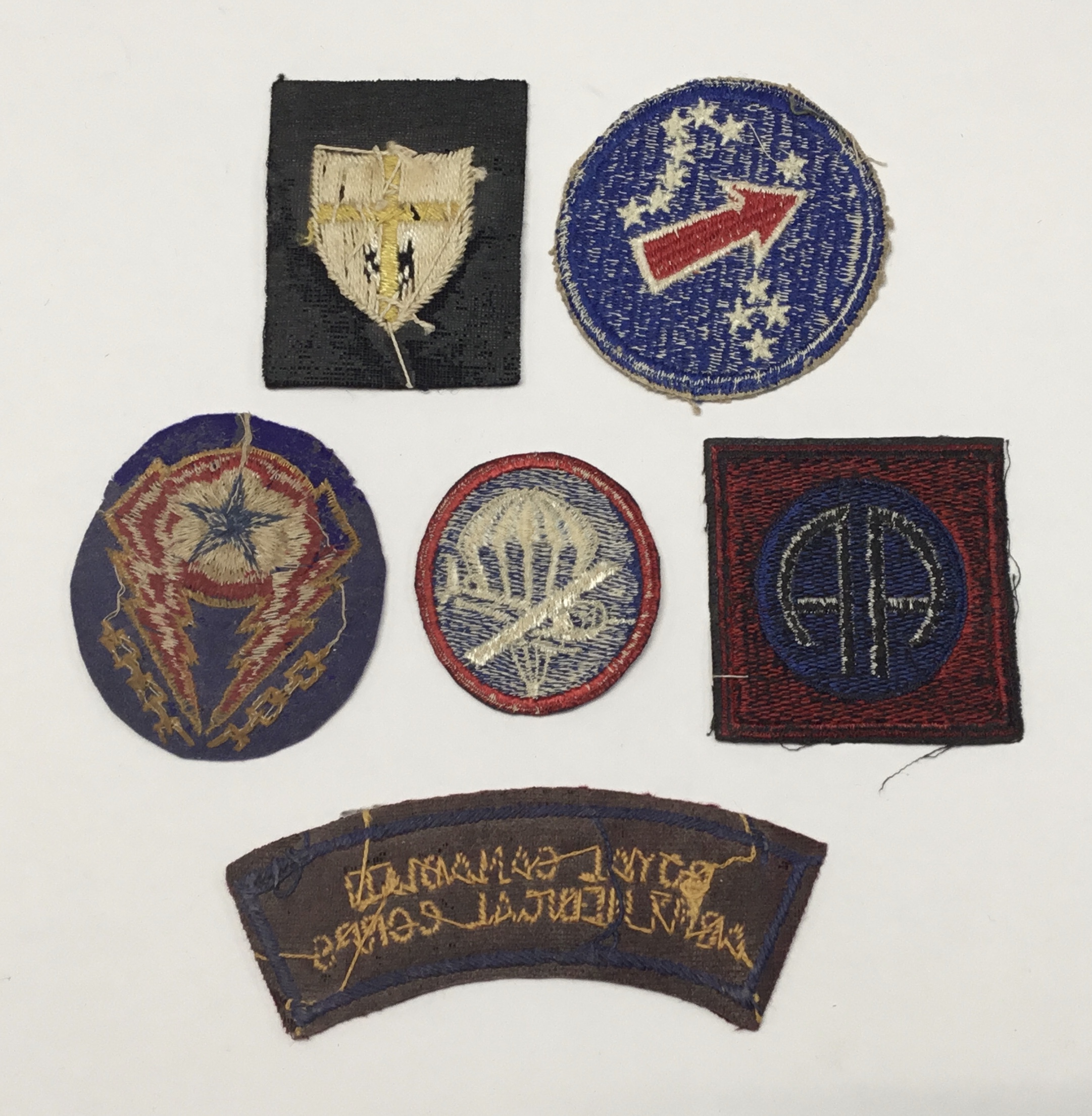 A selection of WW2 British and American embroidered patches. To include: a US Airborne Garrison - Image 2 of 2