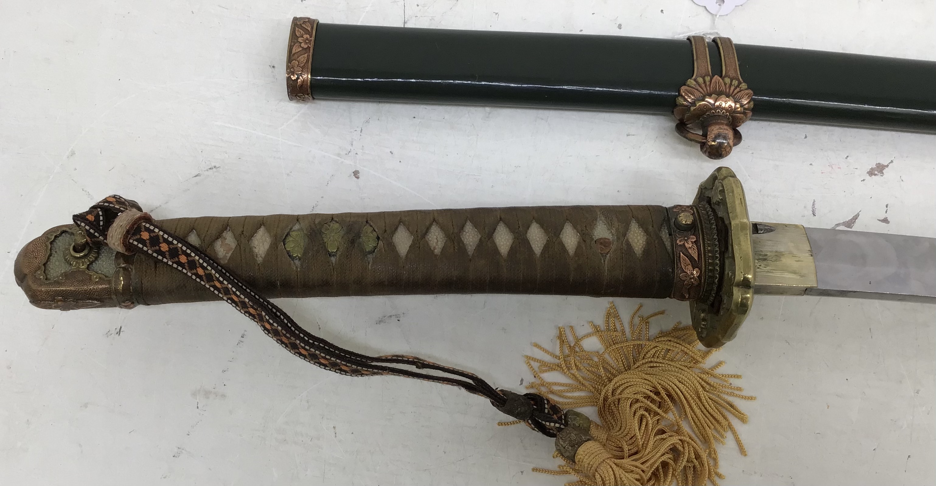 Japanese WW2 issued Katana Sword, signature to tang, scabbard and handle mounts have been cleaned at - Image 14 of 18