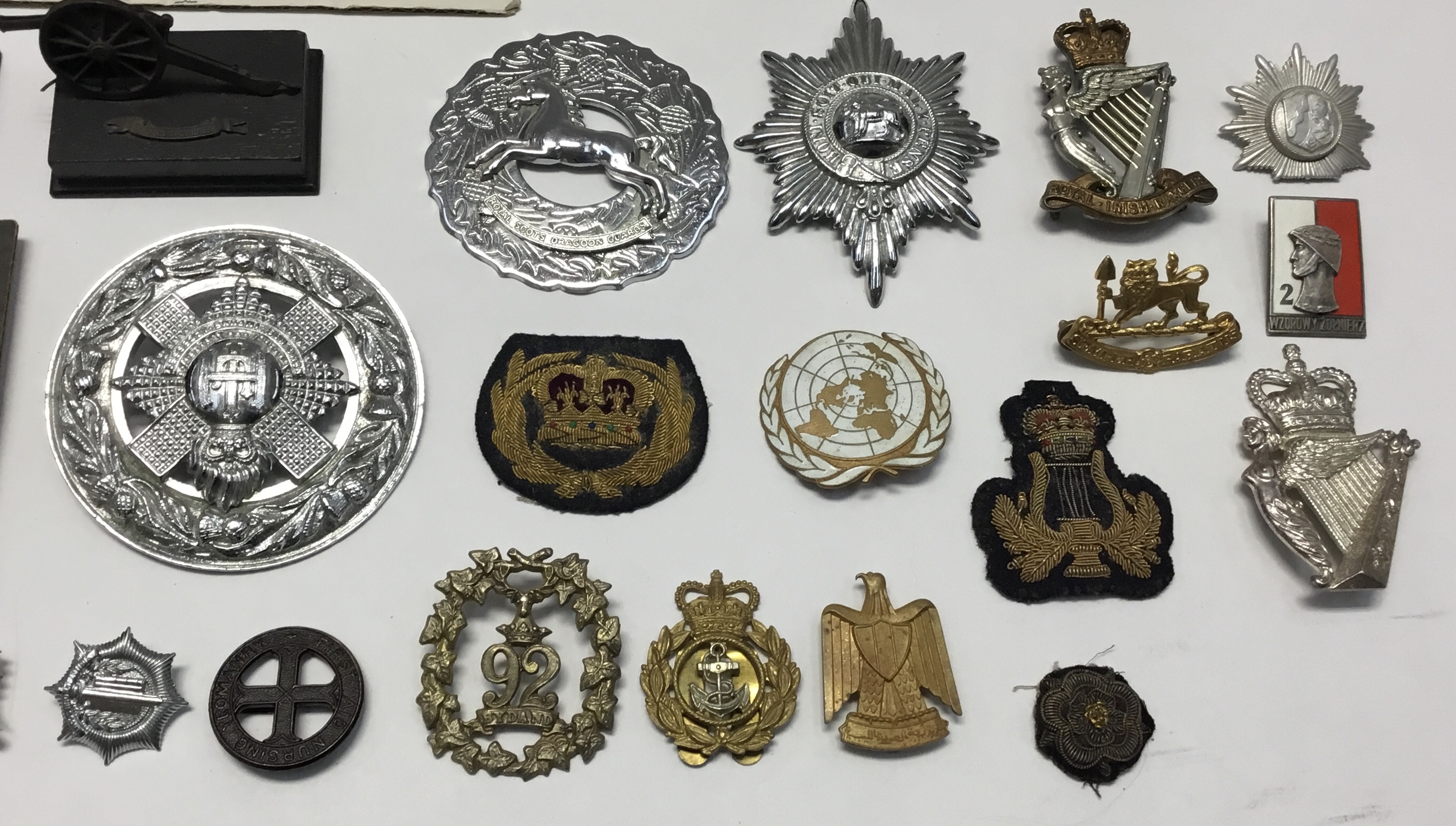 A selection of various military badges, and other items. To include: a board containing modern cap - Image 6 of 8