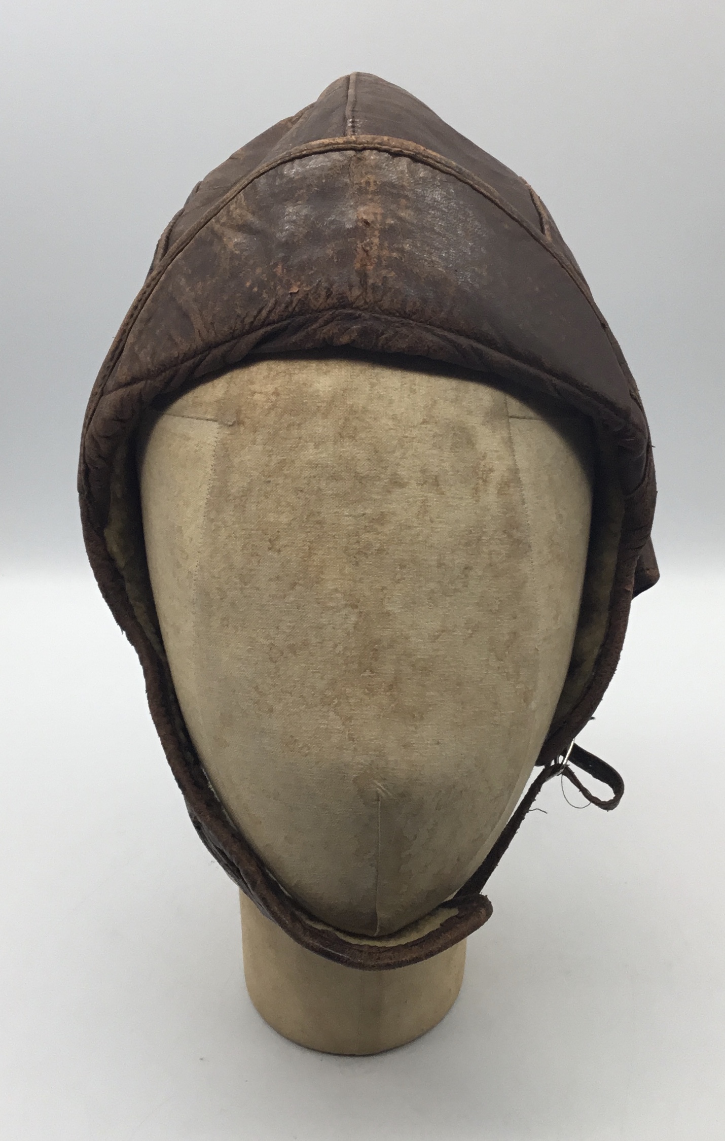 A Canadian made, leather flying hat, possibly WW1 or interwar era. With a soft and supple brown - Bild 2 aus 7