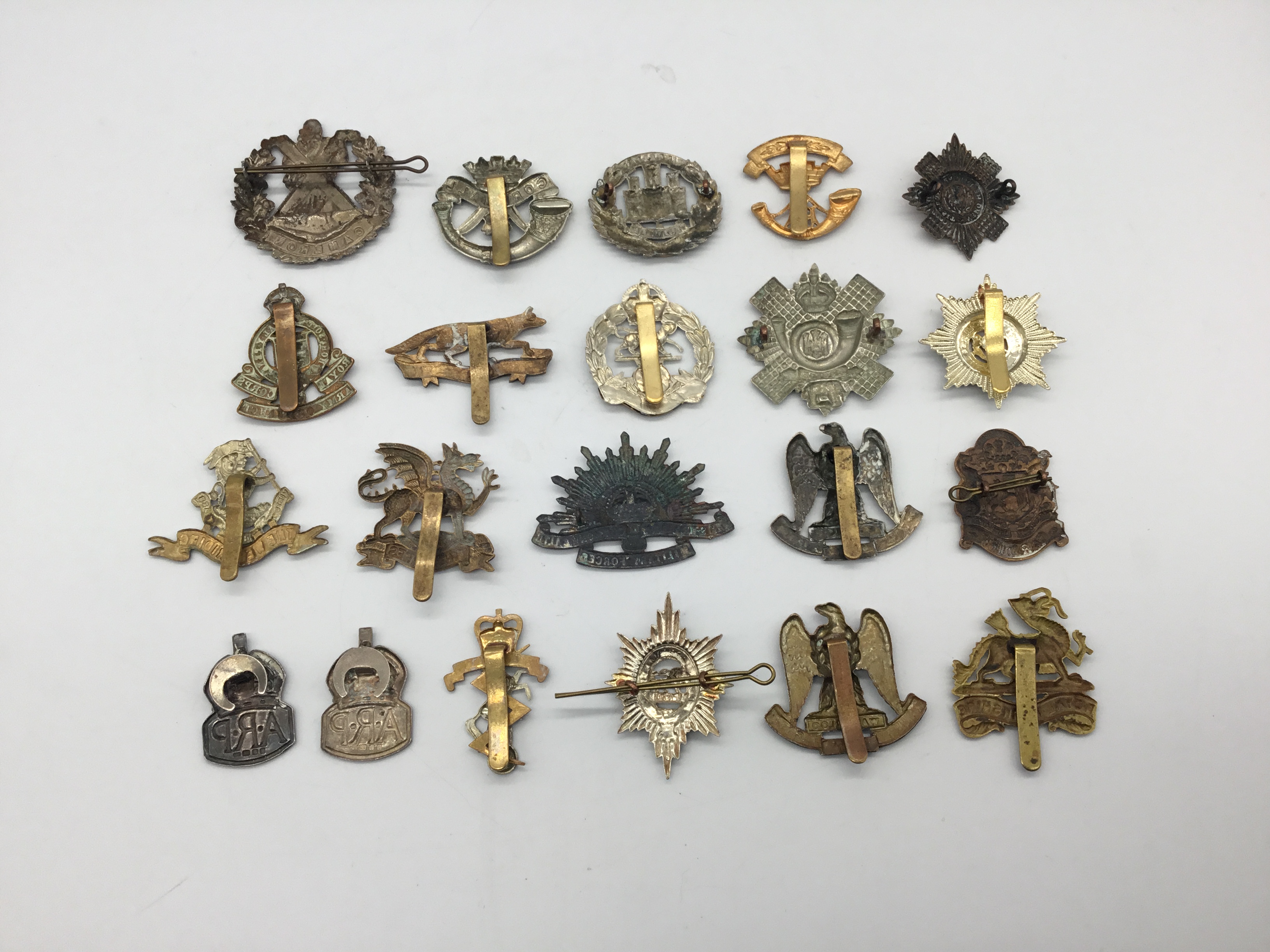 A quantity of WW1, WW2 and later British regimental cap badges, plus some sterling silver WW2 ARP - Image 4 of 4
