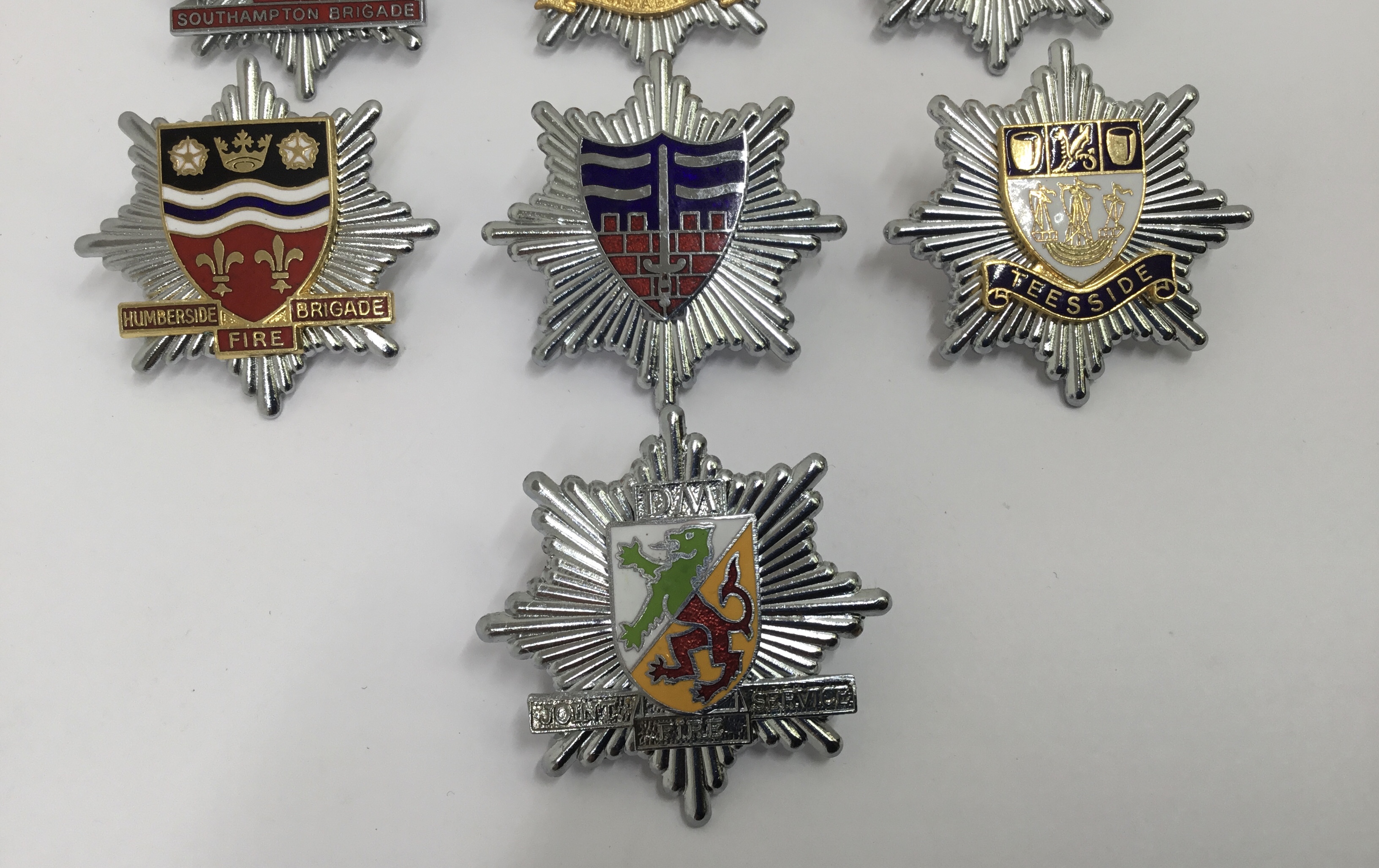 A selection of vintage chromed and enamelled fire service badges. To include: Lindsey Lincolnshire - Image 3 of 4