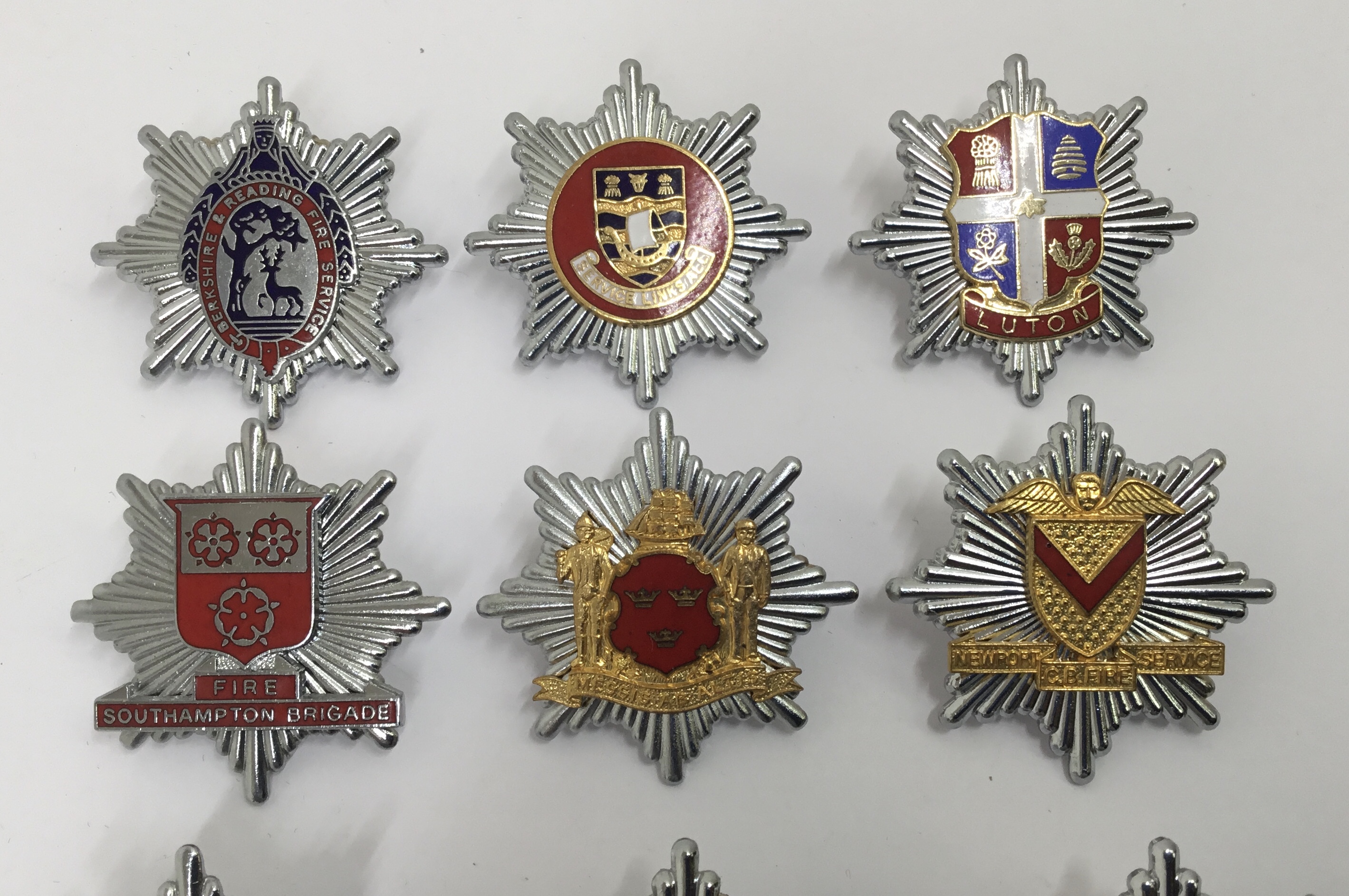 A selection of vintage chromed and enamelled fire service badges. To include: Lindsey Lincolnshire - Image 2 of 4