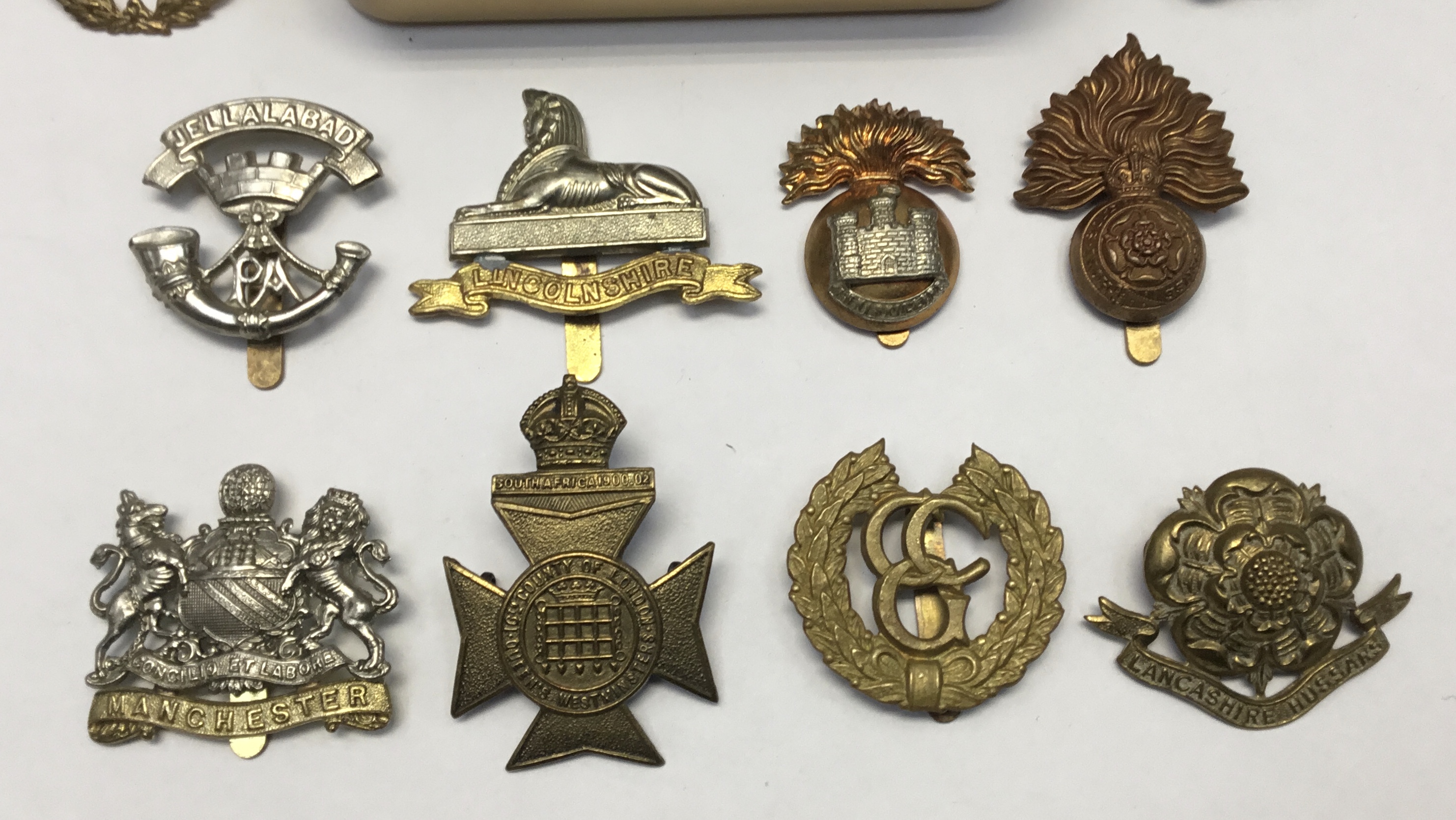 A selection of brass and bi-metal cap badges, plus a WW1 centenary Princess Mary tin (produced in - Bild 2 aus 3