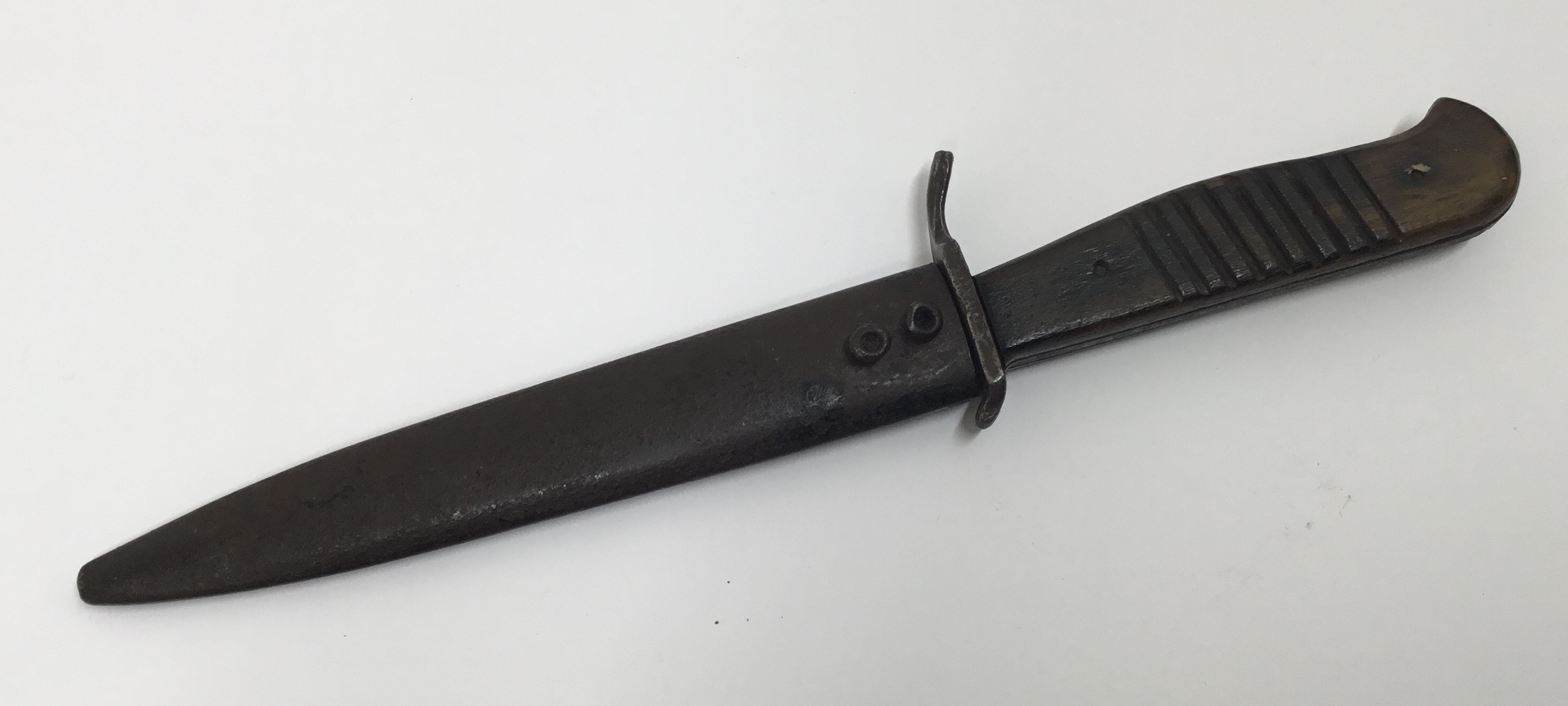 A WW1 era, German trench or boot knife. Of standard form, with shaped wooden slab grips, with each - Bild 2 aus 7