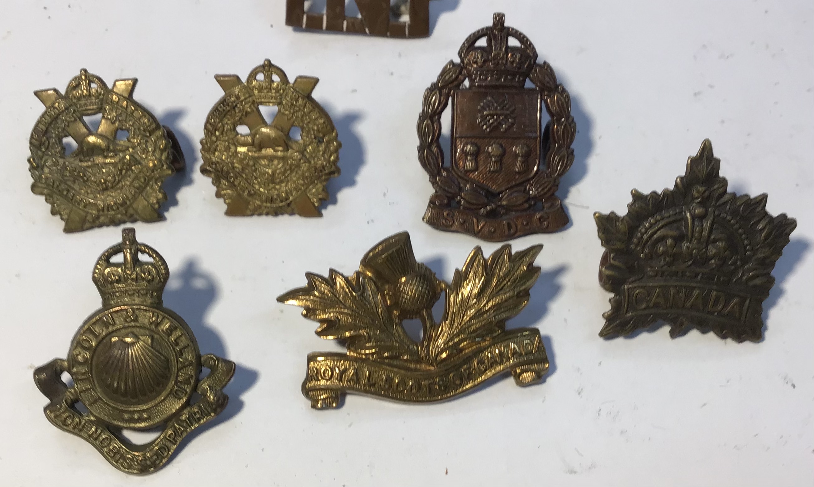 A selection of Canadian Military Uniform badges and shoulder titles. - Image 2 of 4