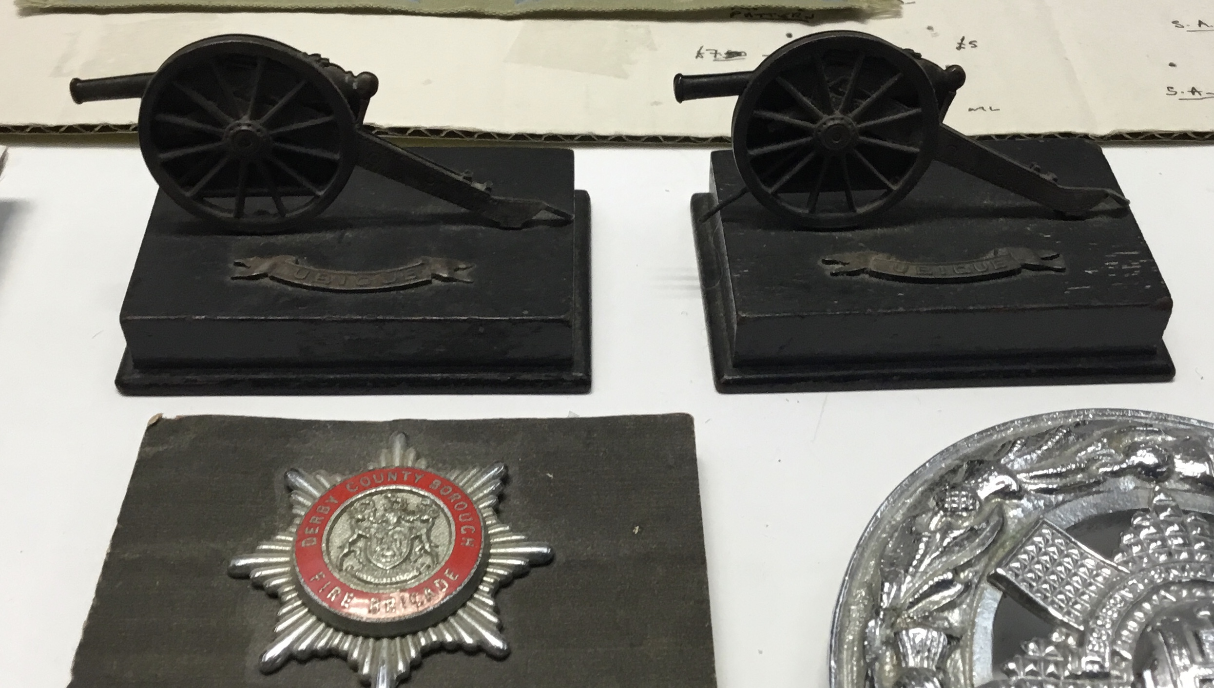 A selection of various military badges, and other items. To include: a board containing modern cap - Image 7 of 8