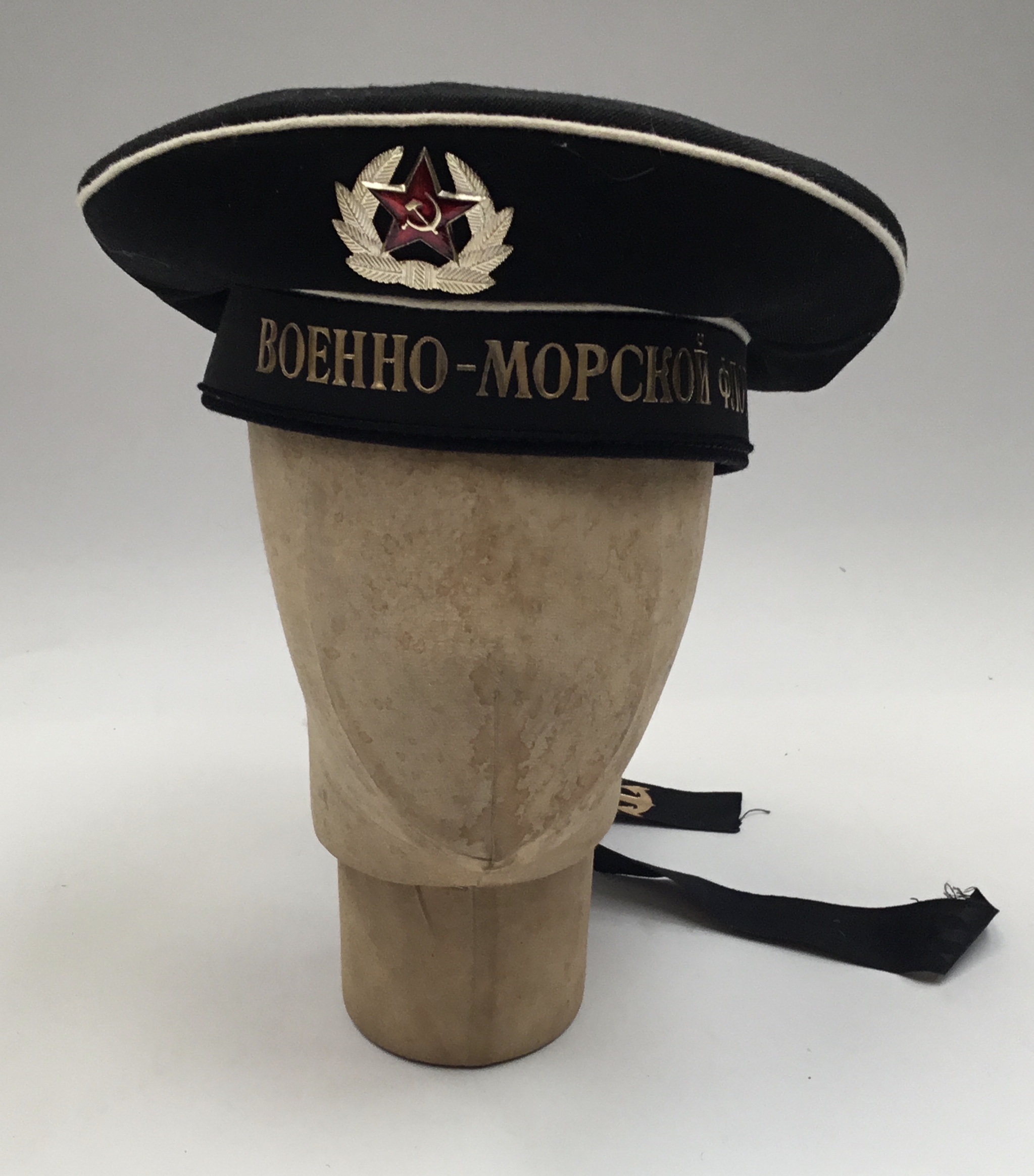 A selection of police and military headwear. To include: an Australian New South Wales Police bush - Image 4 of 6