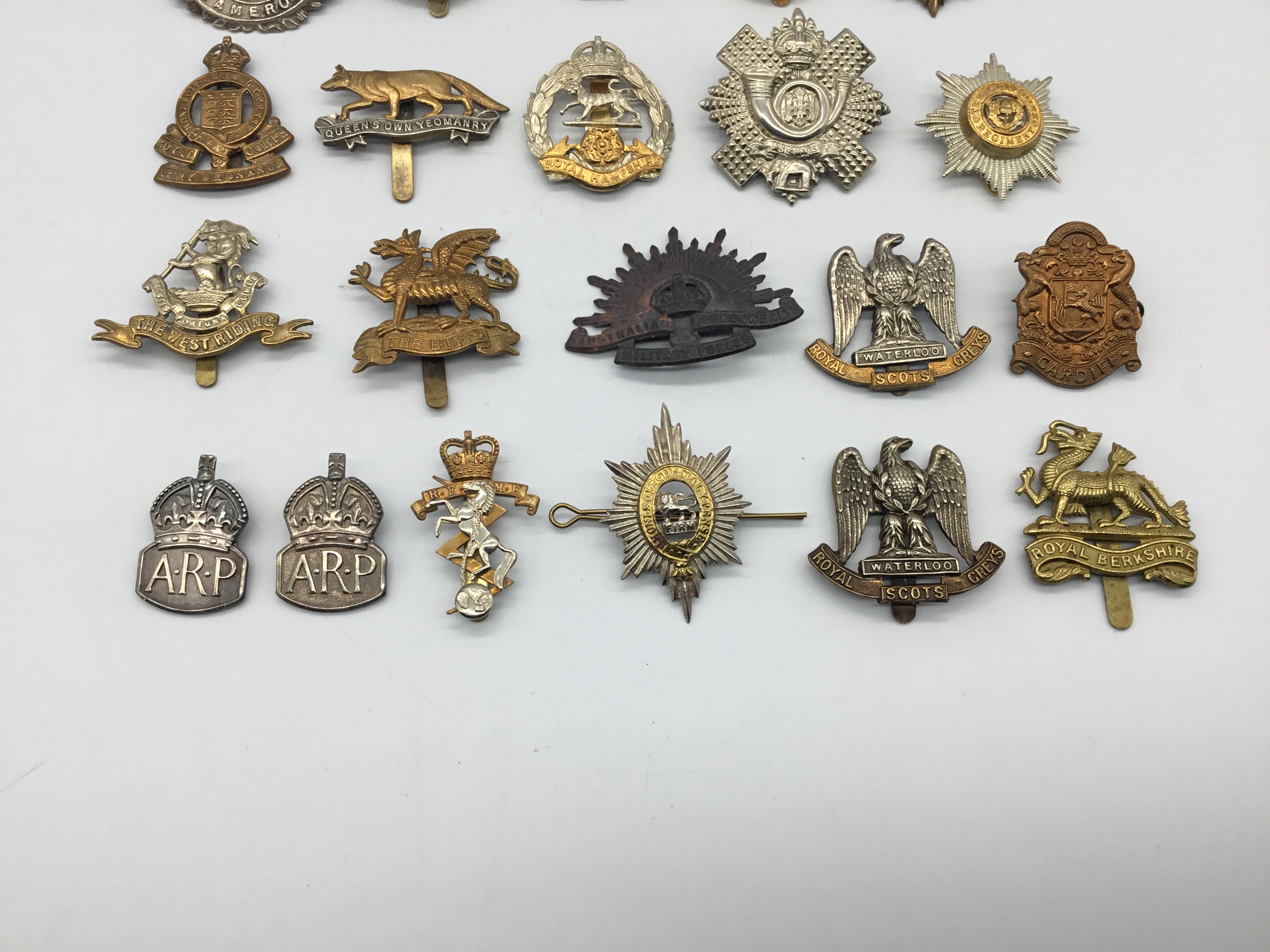 A quantity of WW1, WW2 and later British regimental cap badges, plus some sterling silver WW2 ARP - Image 3 of 4