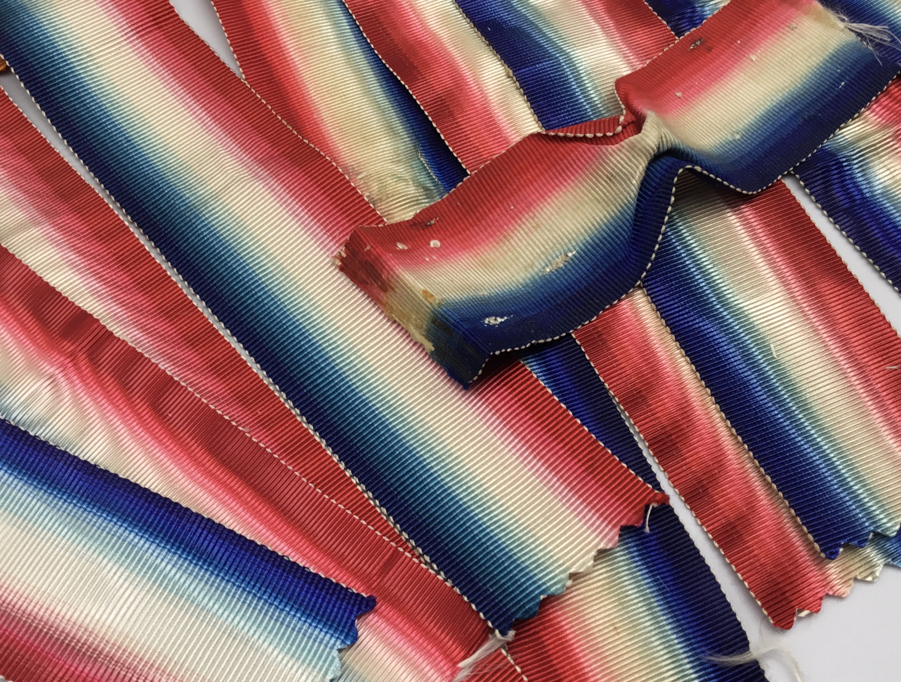 A good selection of original WW1 era watered silk medal ribbons. To include ribbons to fit the - Image 2 of 5