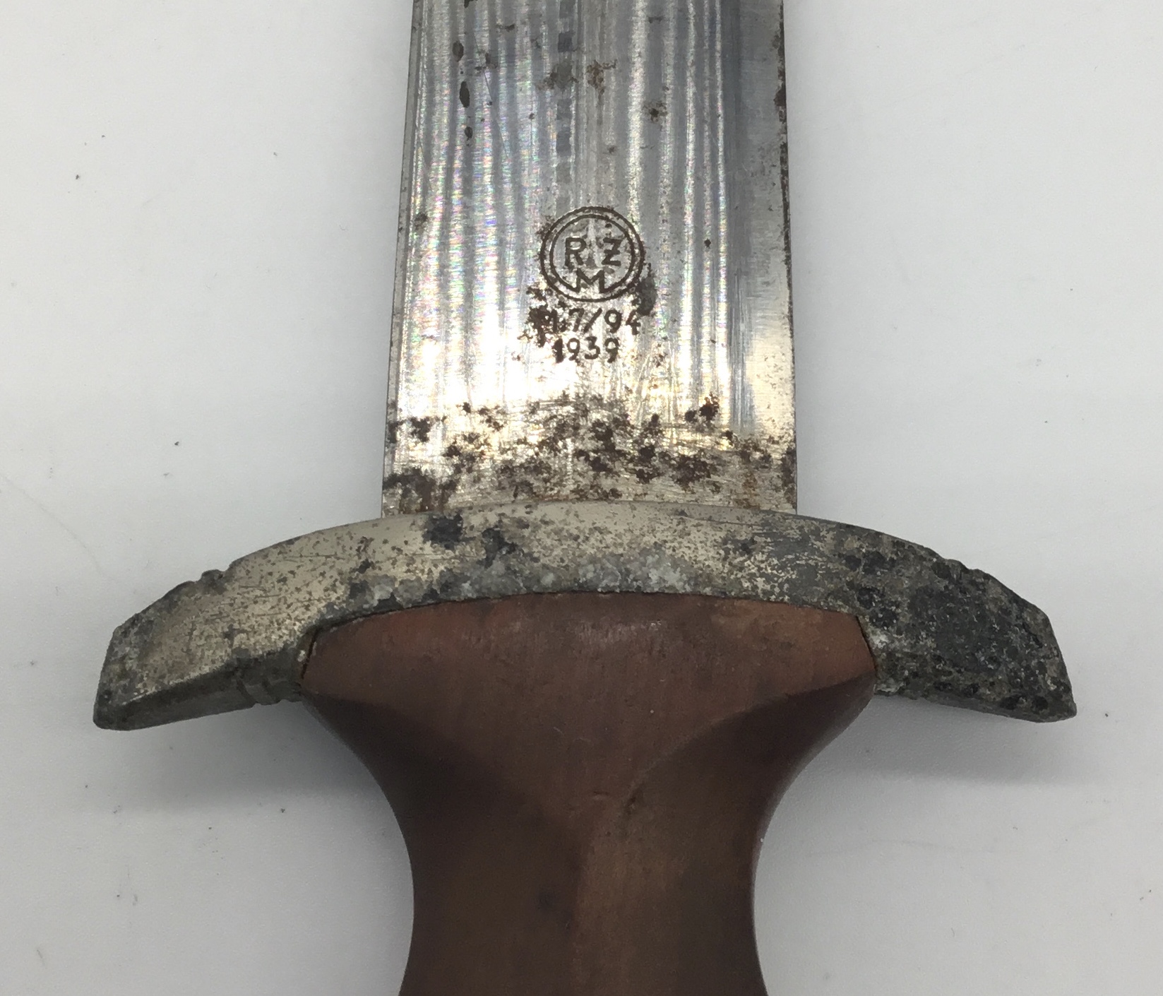 A WW2 era 1939 dated German SA dagger, with scabbard. Marked M7/94 at the ricasso for Gebrüder Bell. - Image 6 of 12