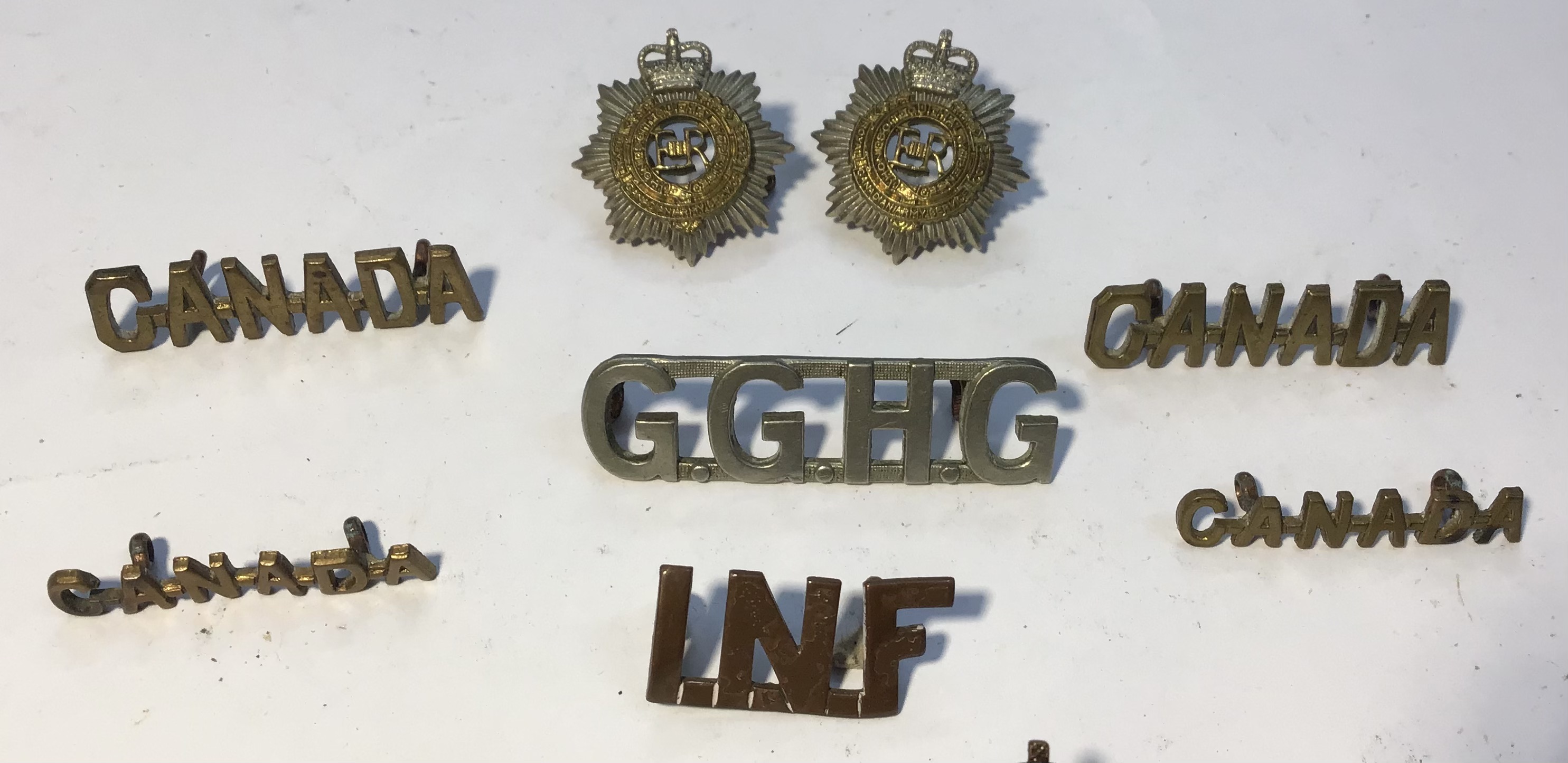 A selection of Canadian Military Uniform badges and shoulder titles. - Image 3 of 4