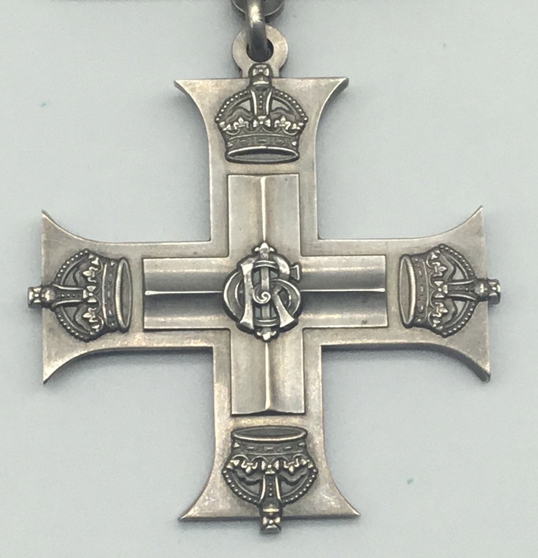 An original WW1 era Military Cross, complete with original fitted case. Unnamed as issued, with silk - Image 5 of 10