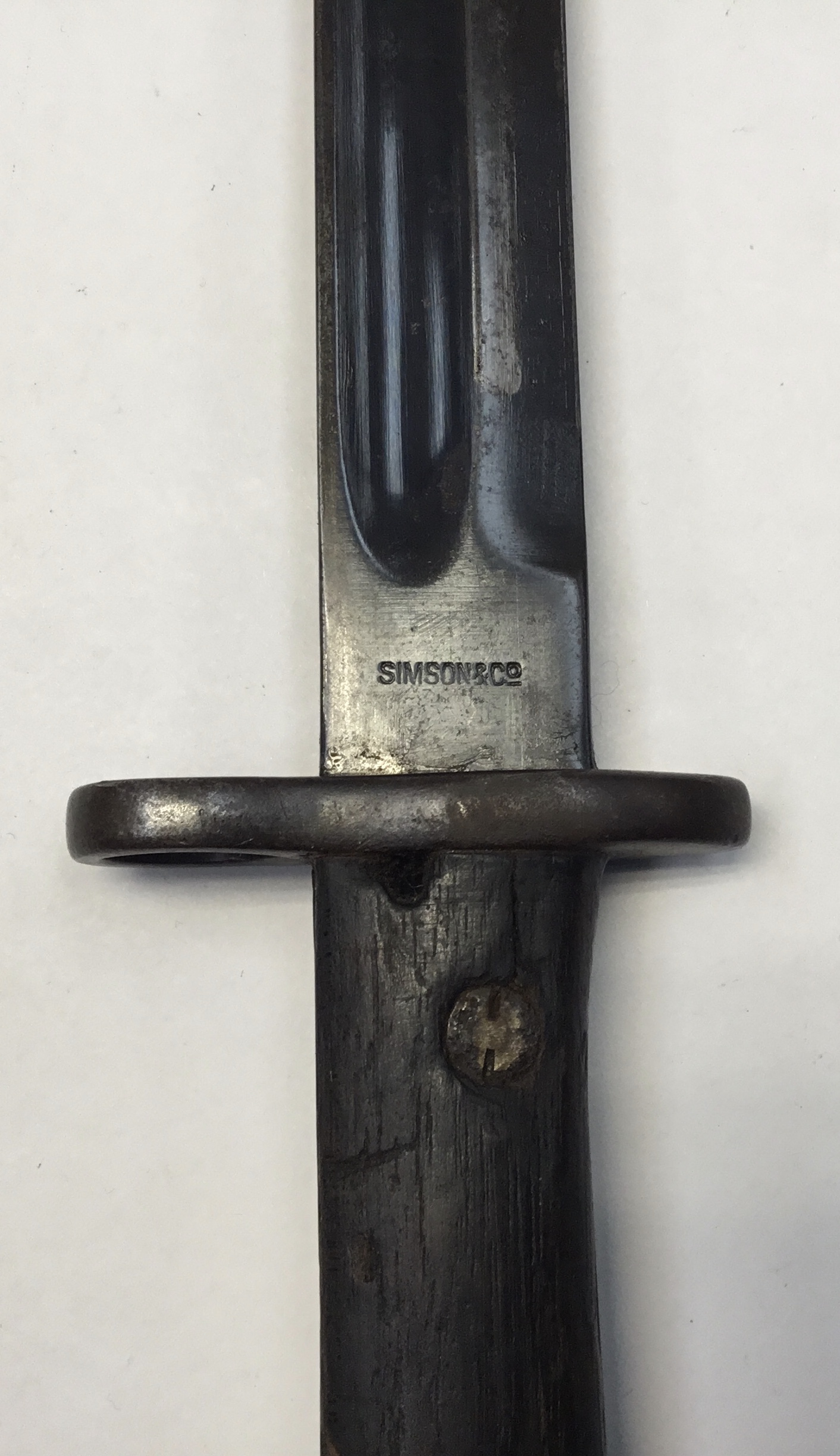 A Portuguese Mauser-Verguiro M1904 pattern bayonet with scabbard. Makers mark for the German - Image 5 of 5