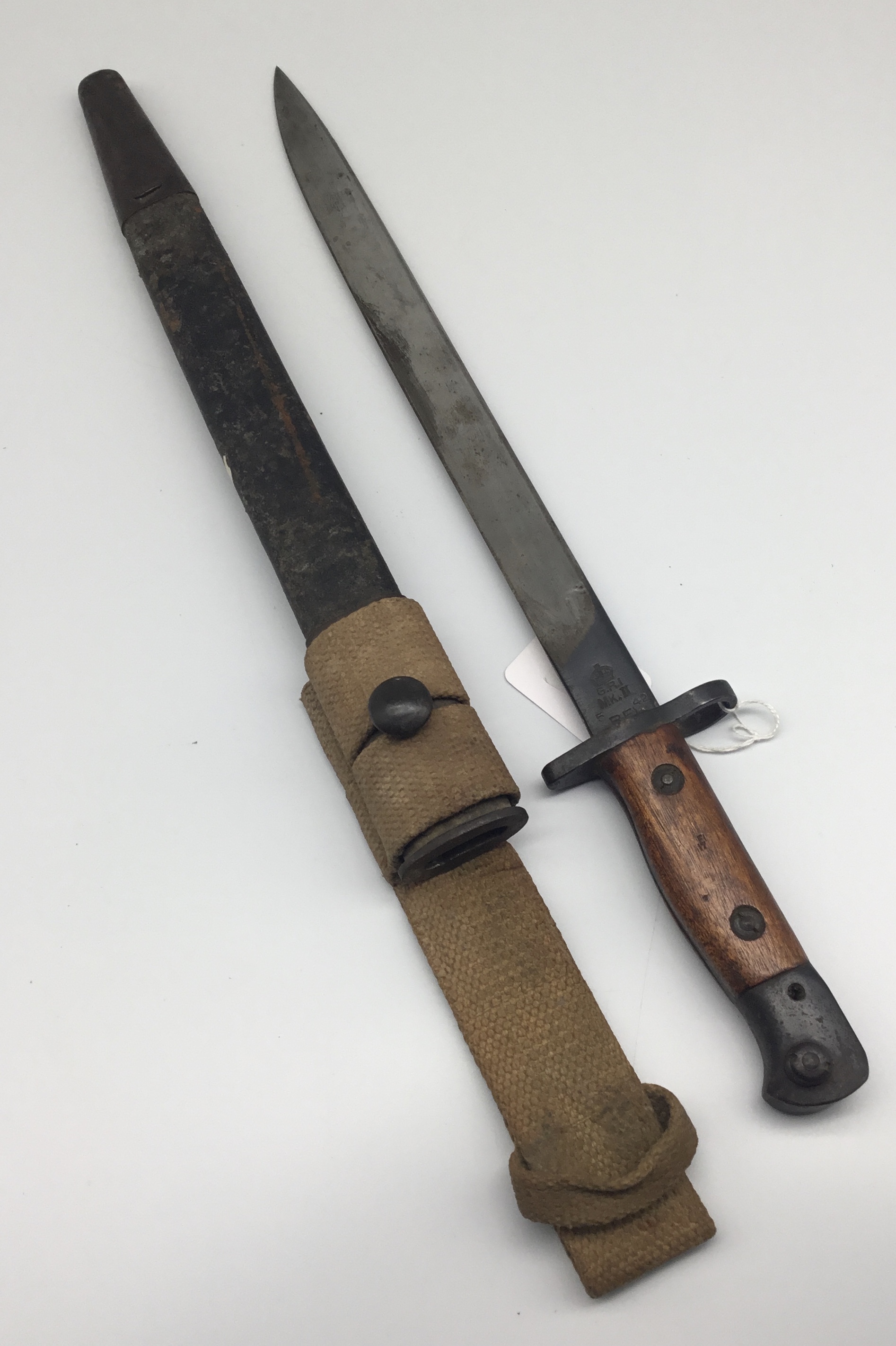 A WW2 era Indian SMLE bayonet, with scabbard and webbing frog. Marked GRI with a crown at the - Image 3 of 5