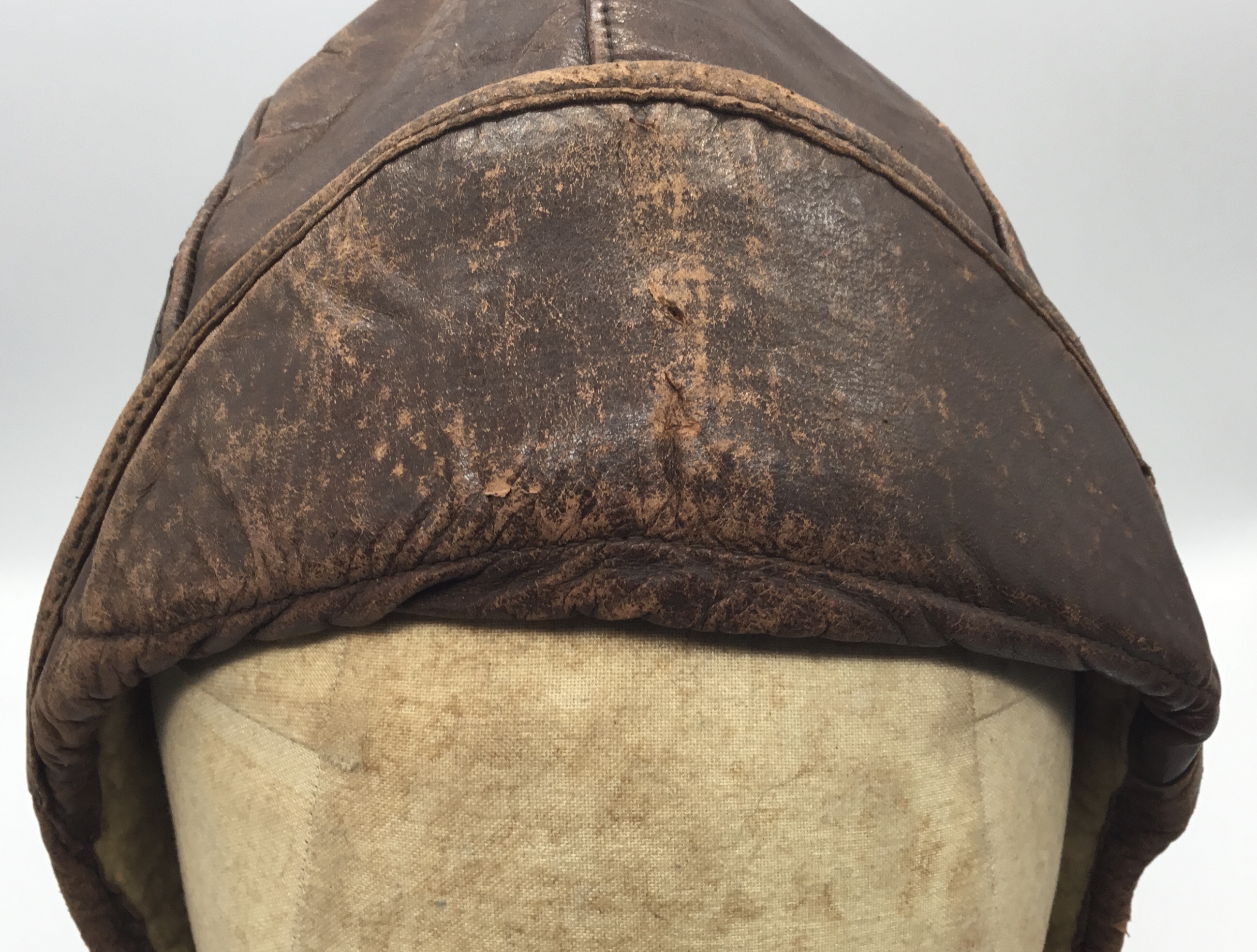 A Canadian made, leather flying hat, possibly WW1 or interwar era. With a soft and supple brown - Bild 5 aus 7