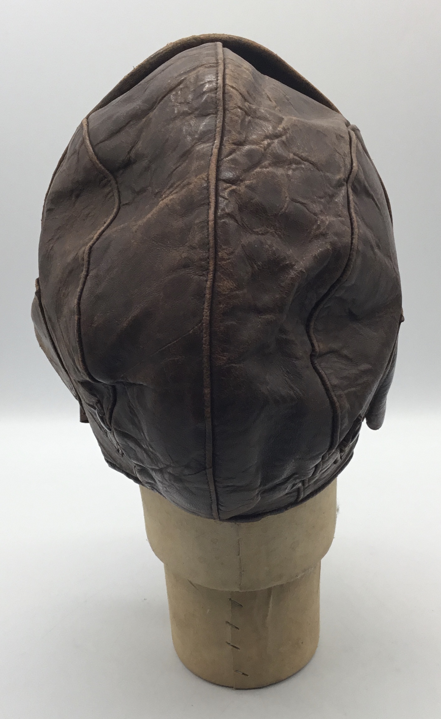 A Canadian made, leather flying hat, possibly WW1 or interwar era. With a soft and supple brown - Bild 4 aus 7