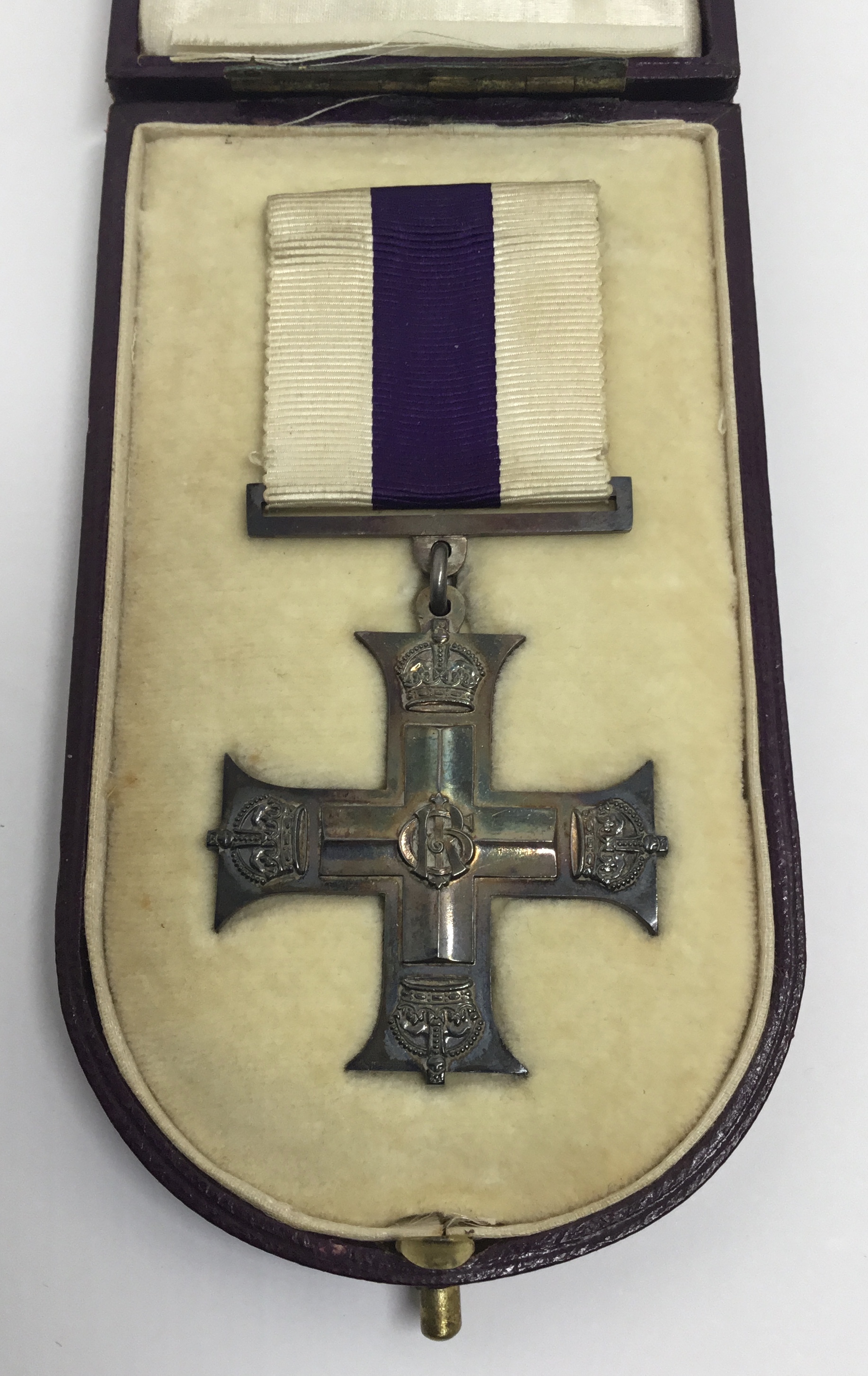 A WW1 Military Cross, in an original maroon leather fitted case. Correct stepped suspension bar, and - Bild 2 aus 6