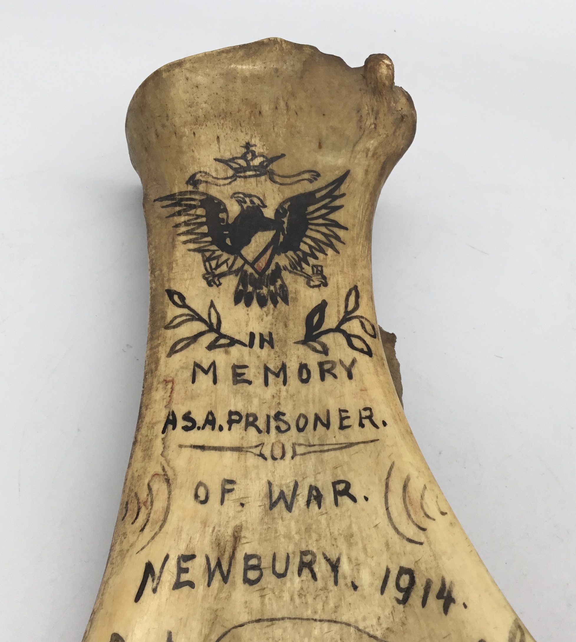 An unusual and interesting WW1 era painted Prisoner of War work bone, dated 1914. Believed to be a - Bild 3 aus 5