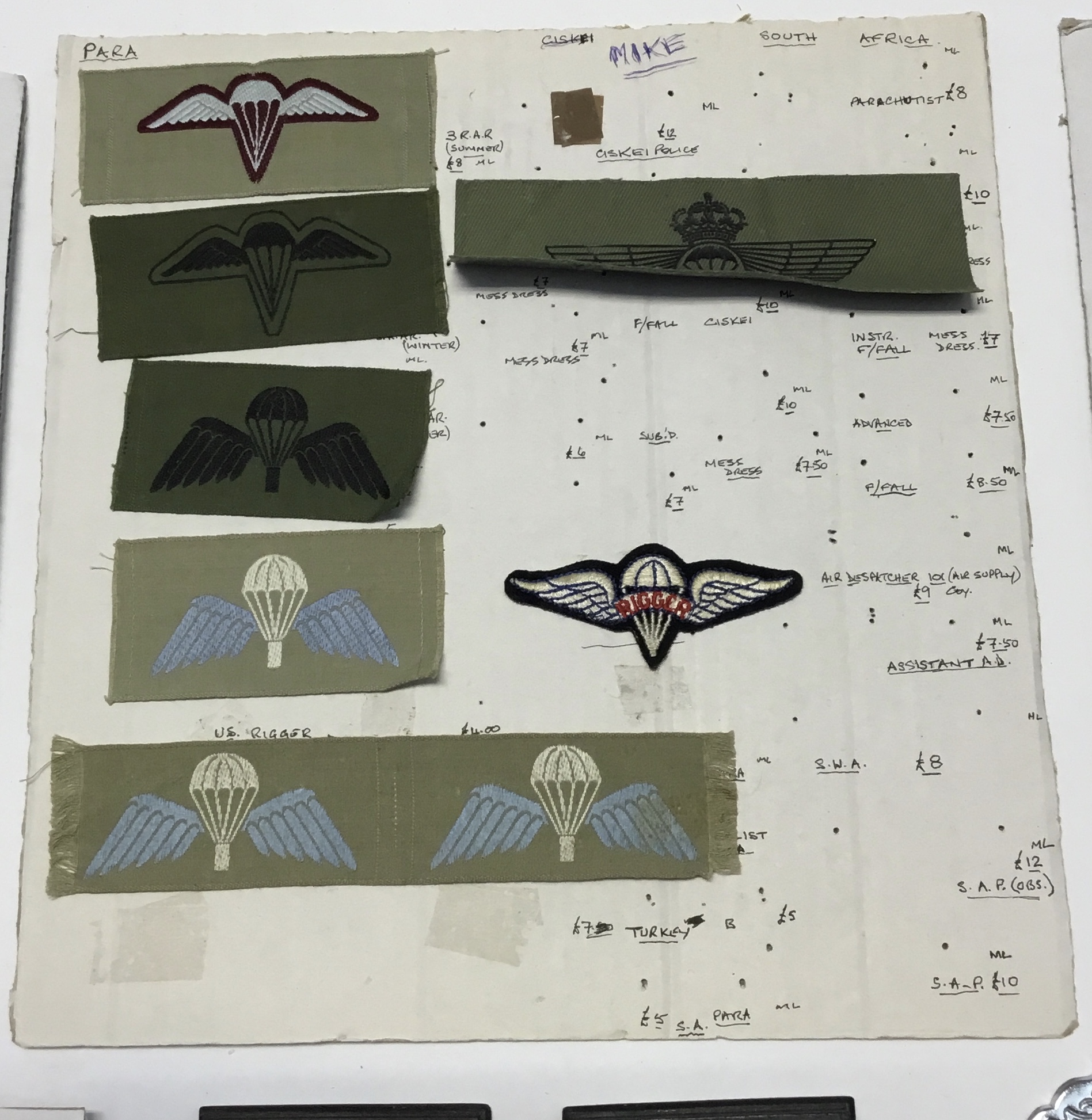 A selection of various military badges, and other items. To include: a board containing modern cap - Image 4 of 8