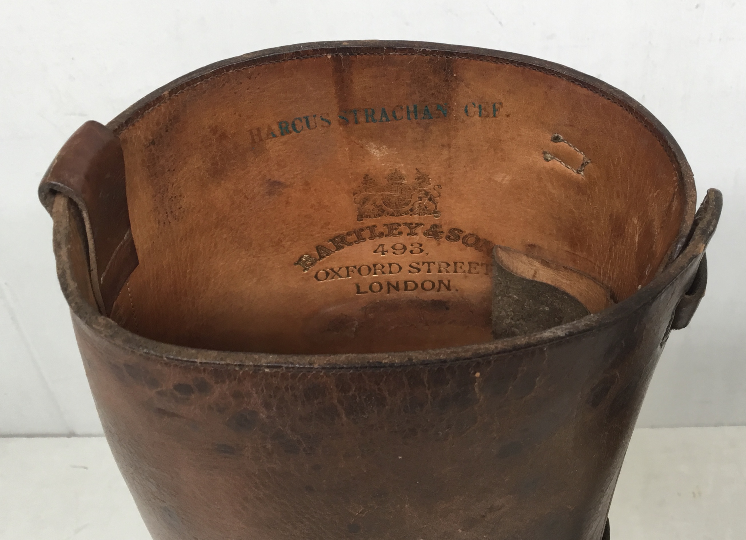 A fine quality pair of WW1 cavalry officers riding boots, by repute, once worn by the Canadian - Bild 10 aus 13