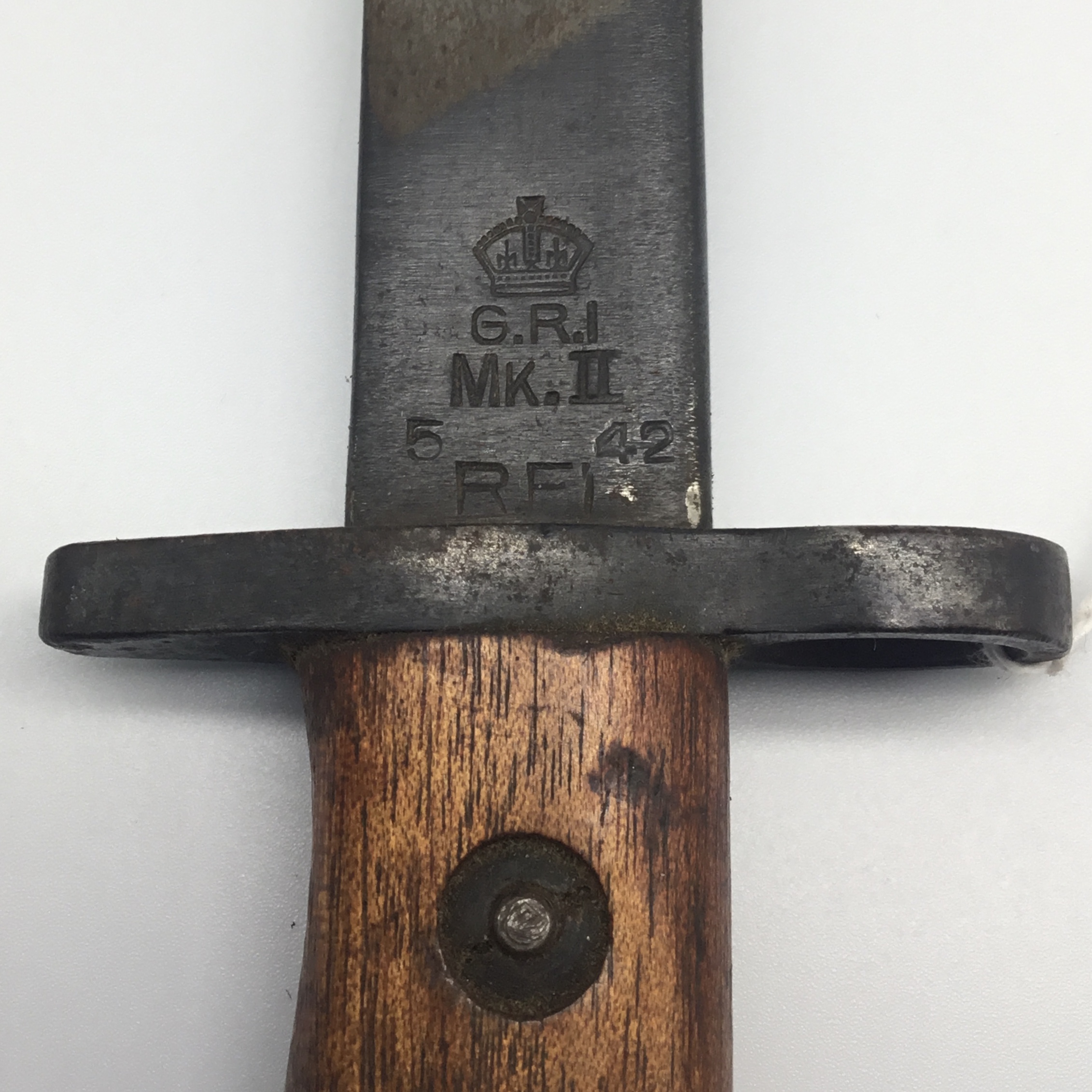 A WW2 era Indian SMLE bayonet, with scabbard and webbing frog. Marked GRI with a crown at the - Image 4 of 5