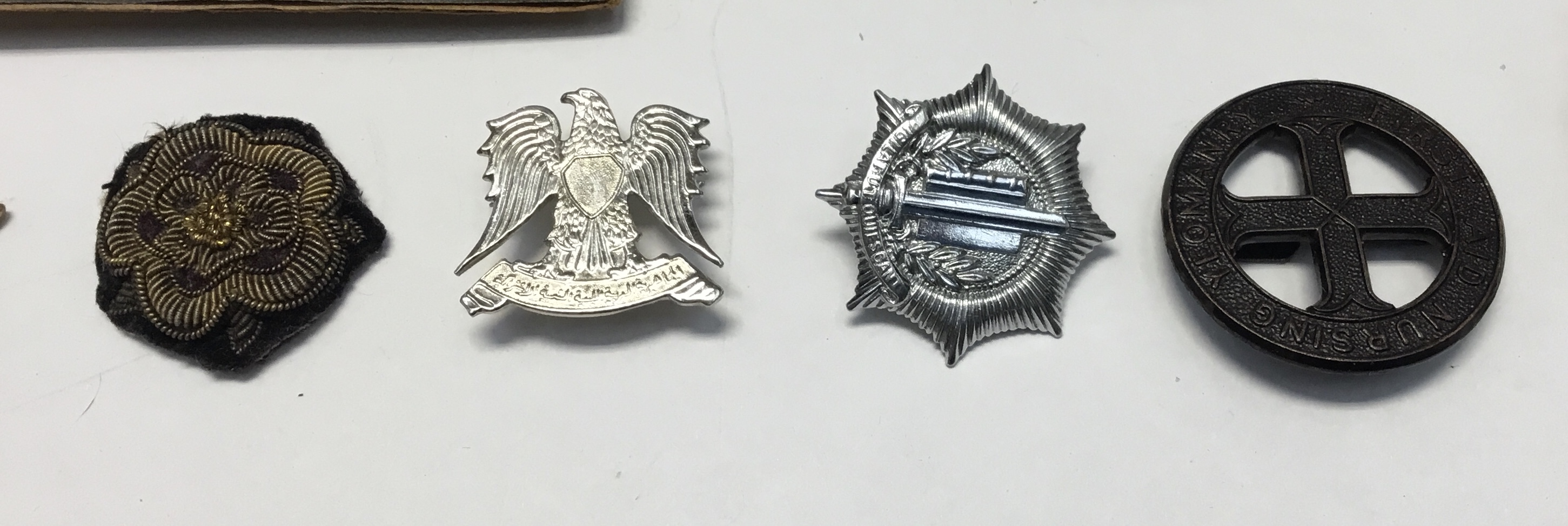 A selection of various military badges, and other items. To include: a board containing modern cap - Image 8 of 8