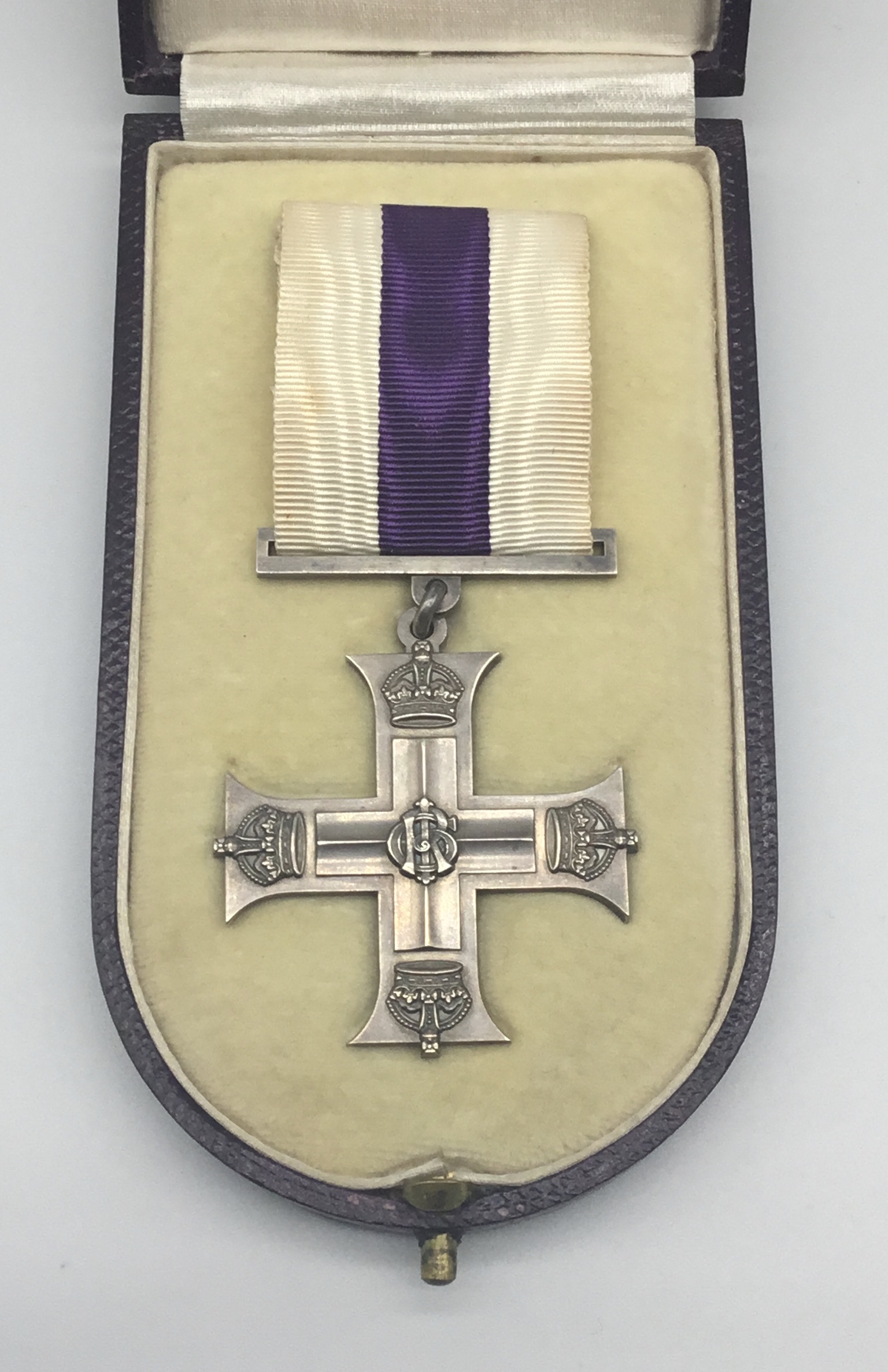 An original WW1 era Military Cross, complete with original fitted case. Unnamed as issued, with silk - Image 2 of 10