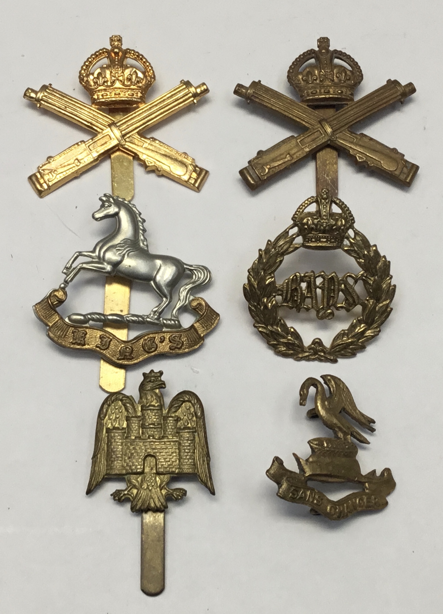 A selection of brass and bi-metal cap badges, plus a WW1 centenary Princess Mary tin (produced in - Bild 3 aus 3