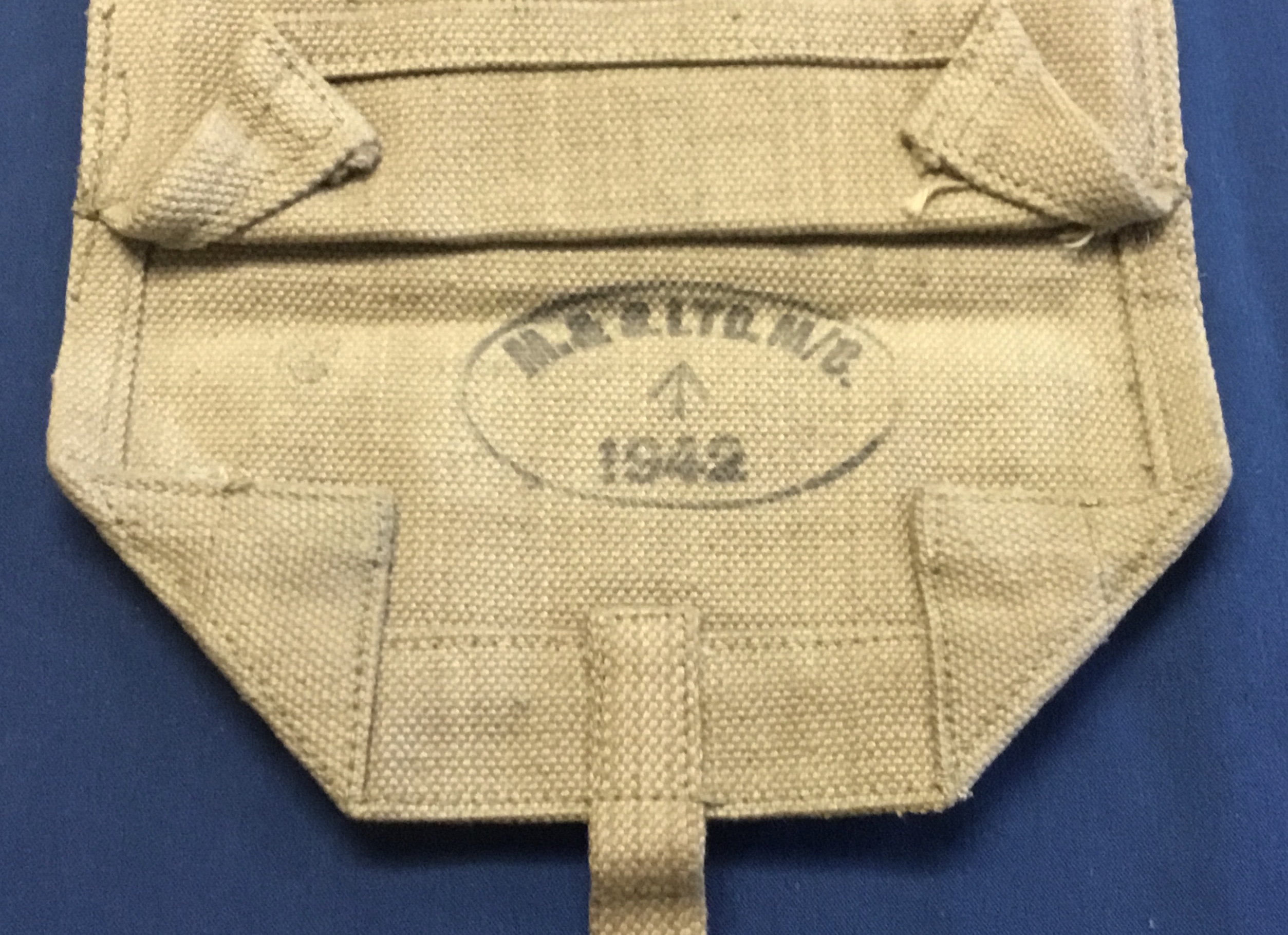 A WW2 era Lee Enfield webbing rifle bag, dated 1942, with the manufactures stamp for M&S Ltd M/C and - Bild 3 aus 13