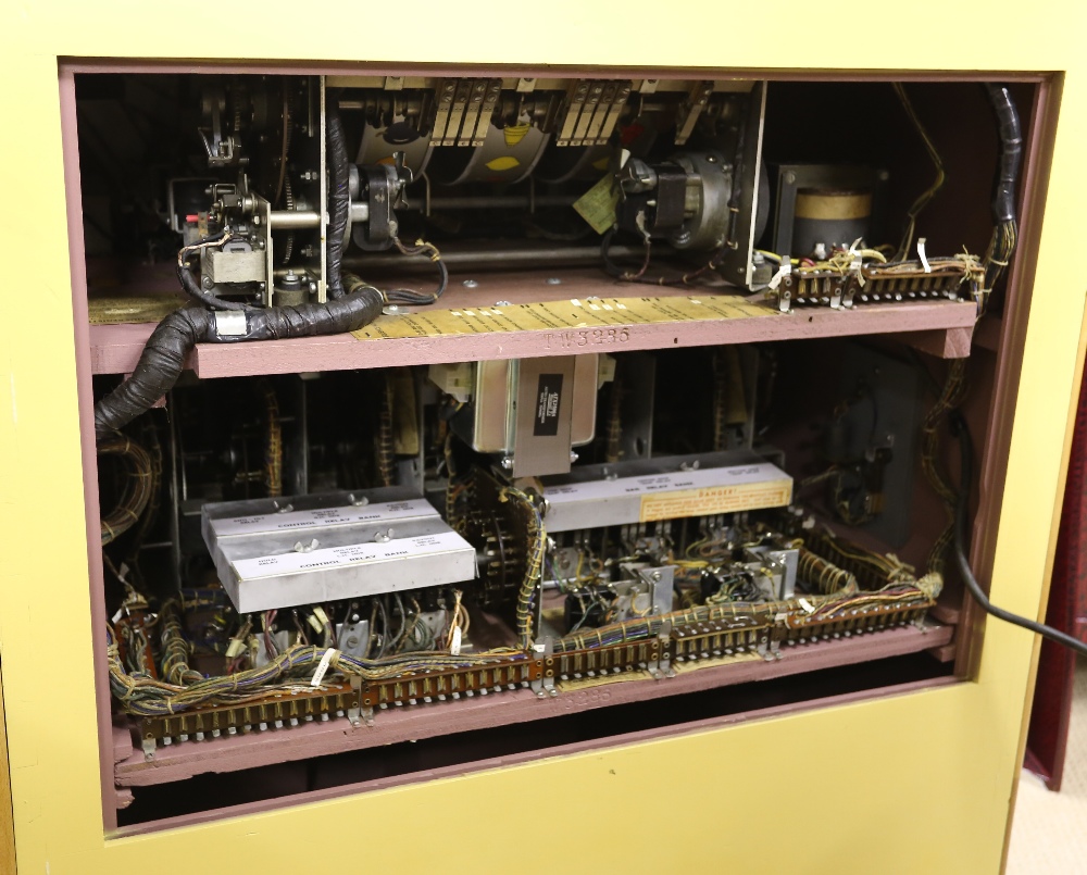 J.H. Keeney & Company Inc. Bonus Super Bell 1946 Multiplay Console Machine. This machine has all the - Image 10 of 11